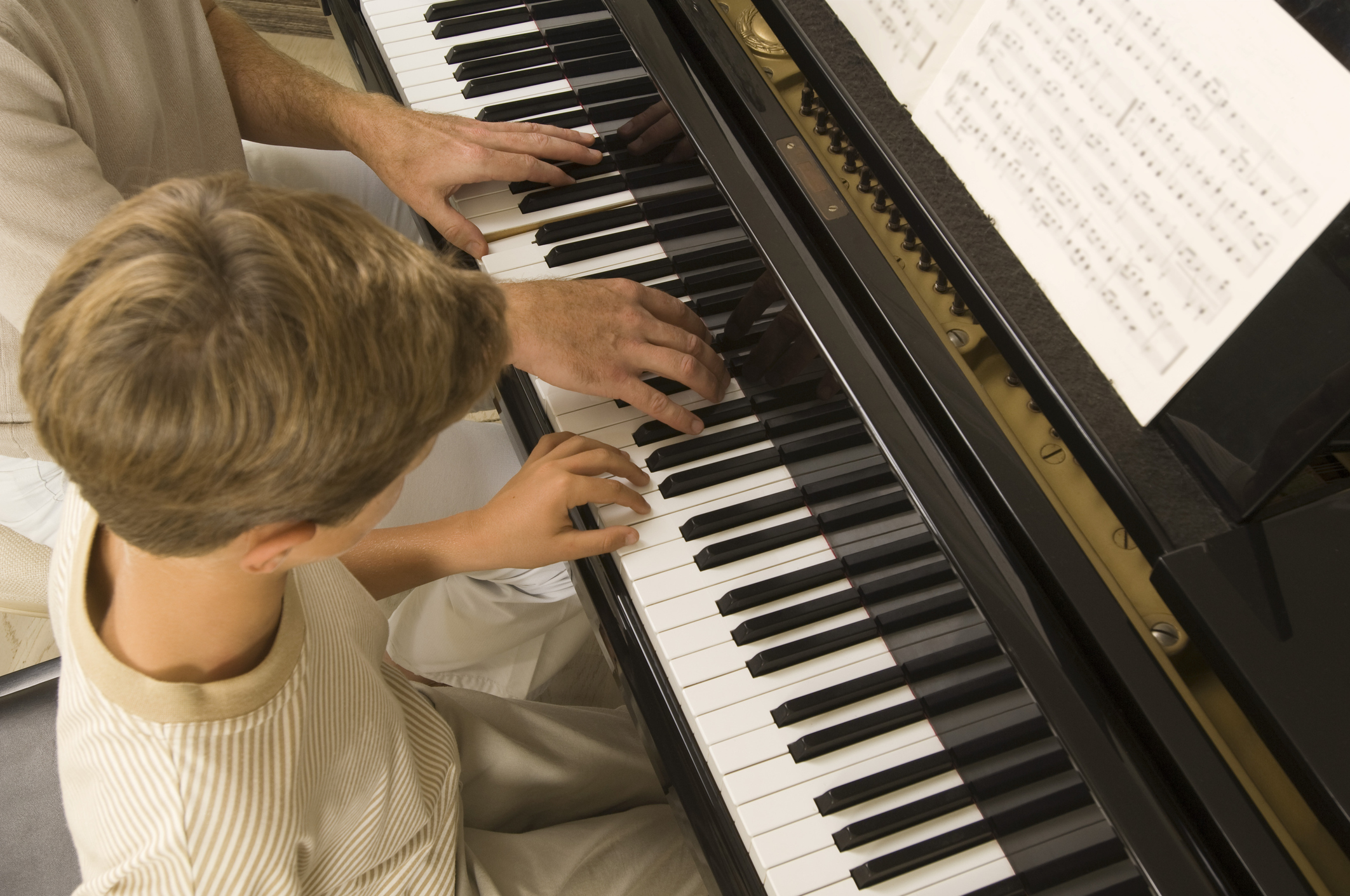 Уроки игры н. Уроки пианино. Мальчик и пианино. Уроки фортепиано. Педагог фортепиано.