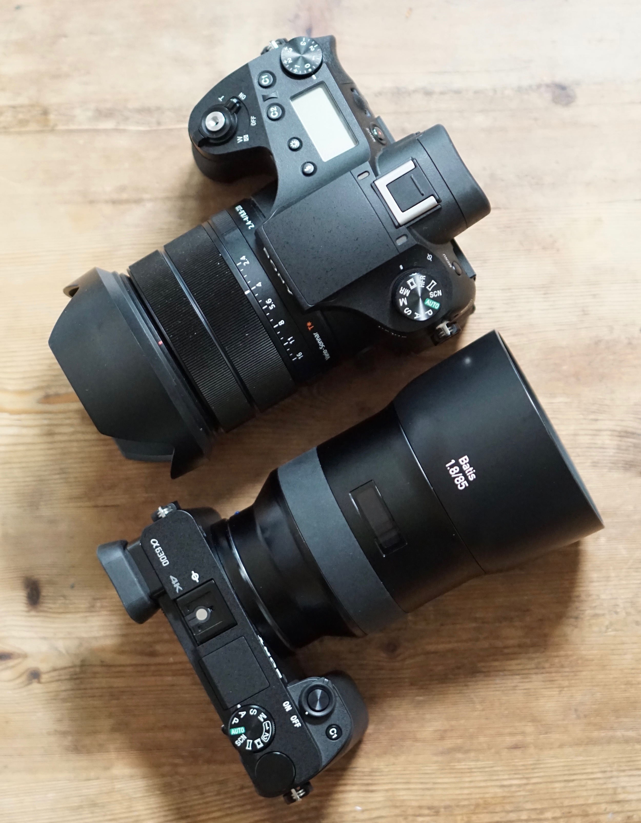 RX10 Mark III above, a6300 below. Note much thicker body and grip of RX10 Mark III. Then again, that's a single focal length 85mm lens on the a6300 (including lens hood), but a 24-600mm (35mm equivalent) on the RX1o Mark III!
