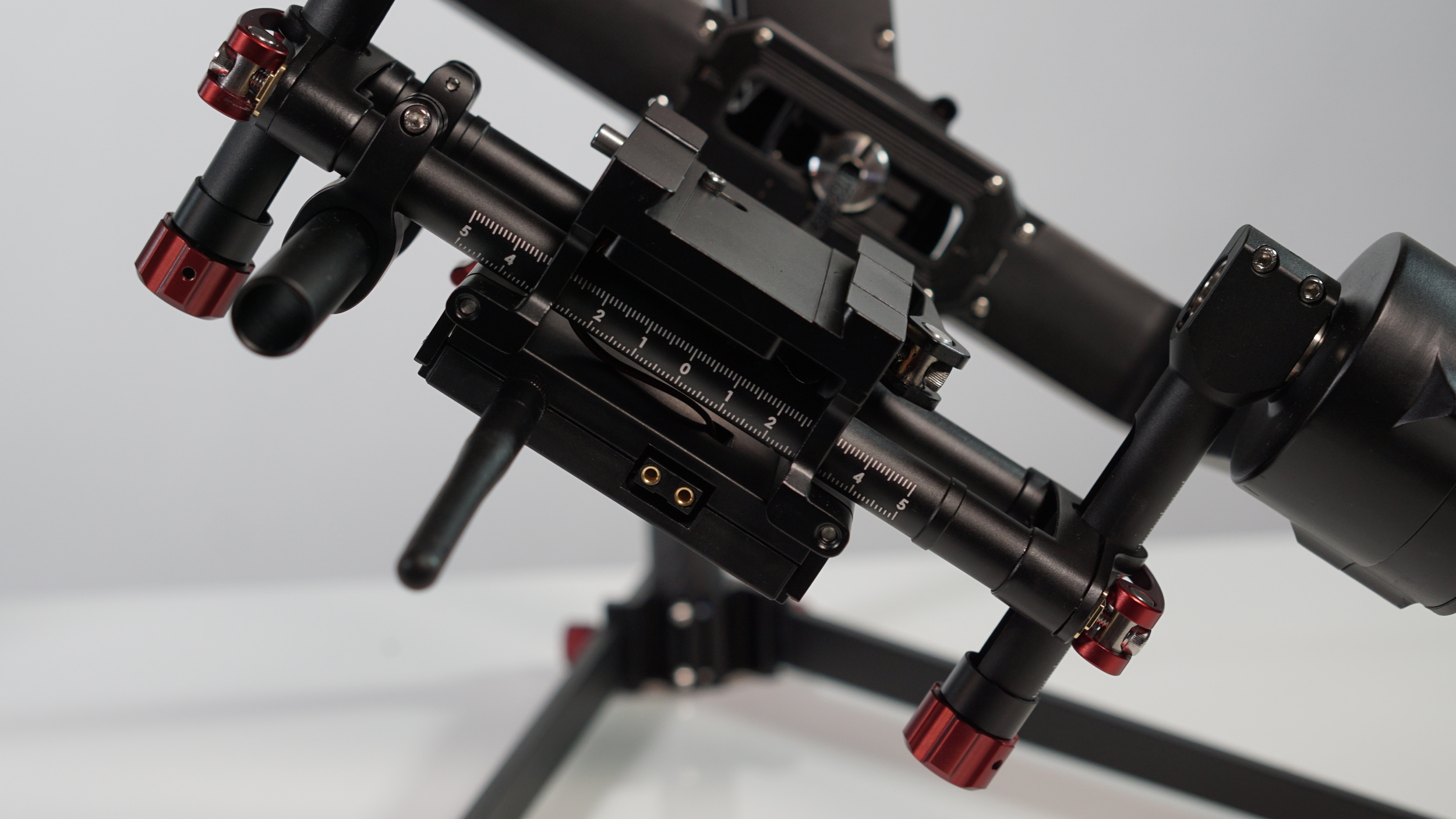 Argo comes with a 5.8Ghz wireless transmitter with built-in D-Tap, and a rod for follow focus