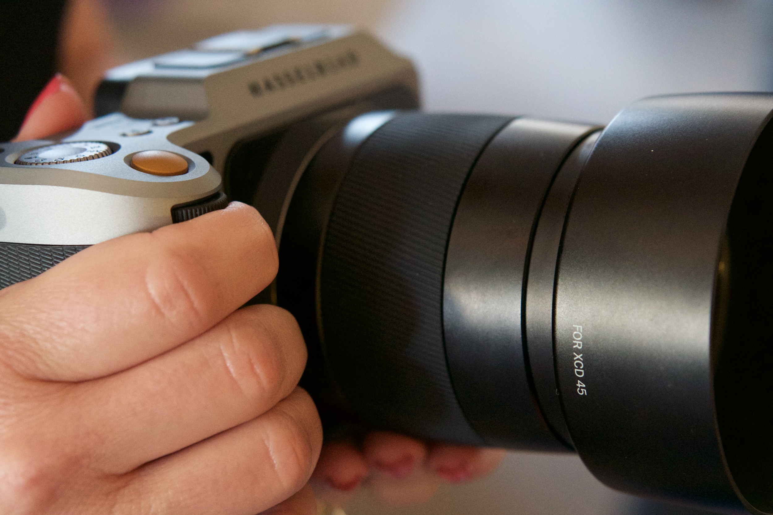 No aperture ring, depth of field scale, nor true manual focus (you can focus manually, but the new lenses are still fly-by-wire), mean the X1D is not aimed at videography application even it it records 1080p/24fps video.