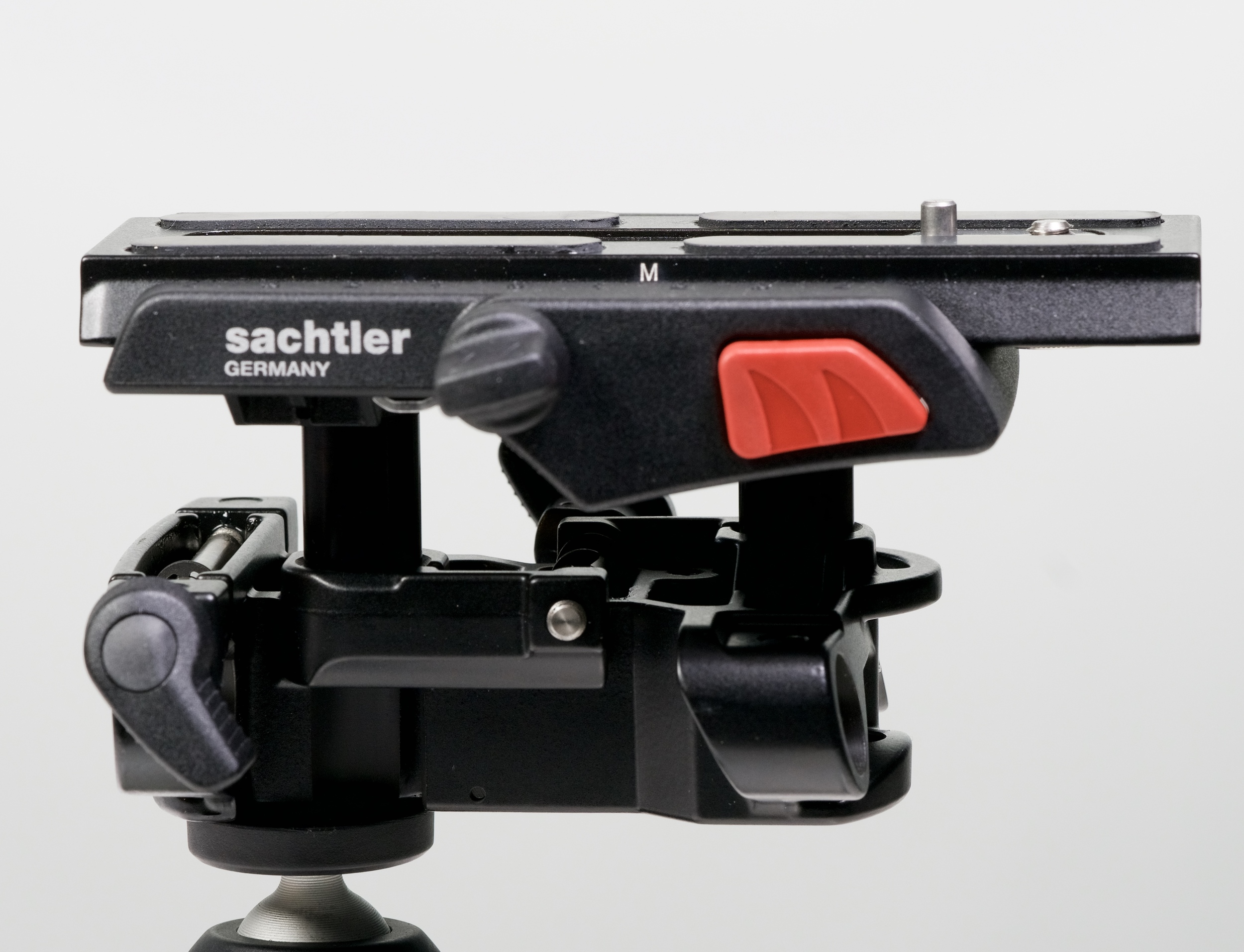 I'm not quite sure how Sachtler did it, but one lever tightens all four rod clamps - and even when set at its lowest, it doesn't get in the way of the camera body. 