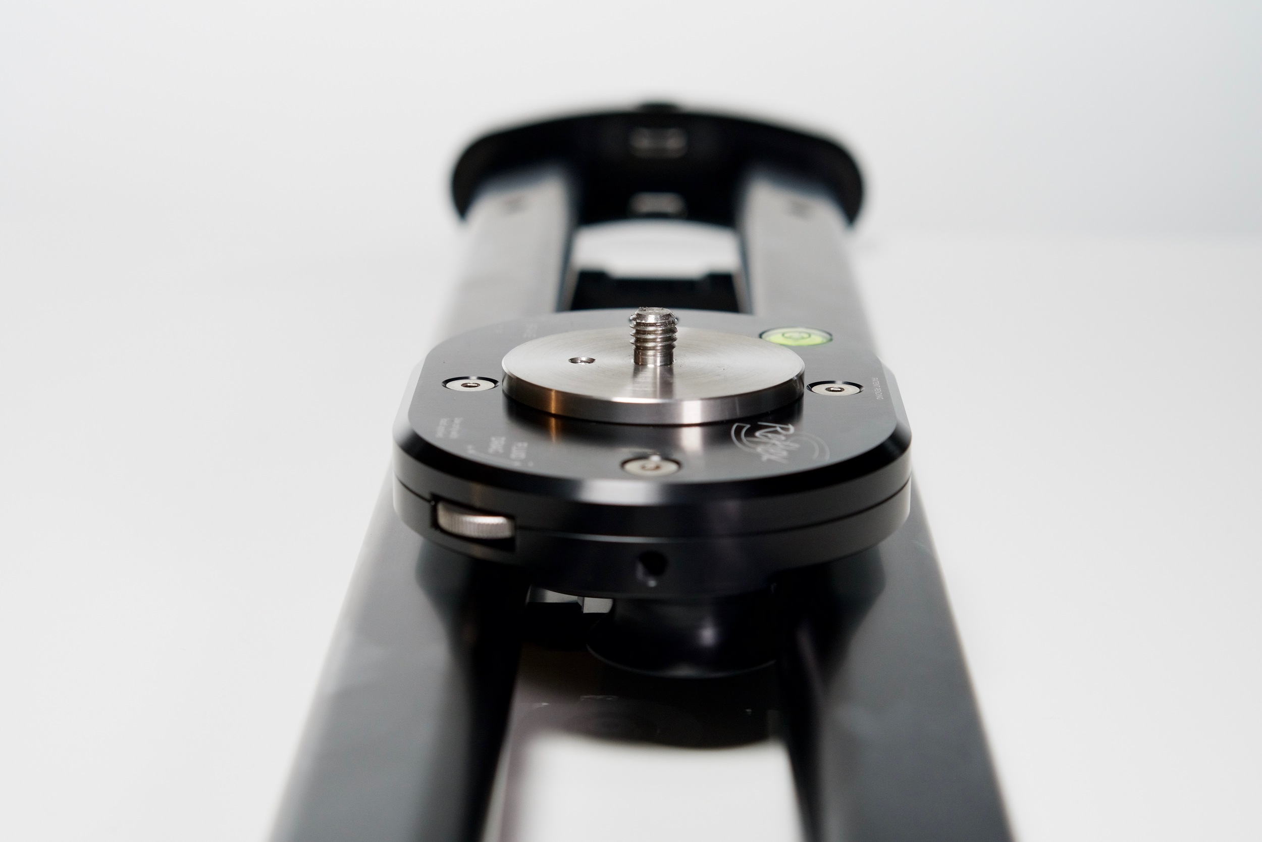 The SmartSLIDER Reflex S relies on shaped rails -- which, I suspect, like creased sheet metal in cars makes them much stronger than just tubes (then again, judging by the weight I'd say they're also thicker than some rails I've used) -- and the tray itself is especially robust.