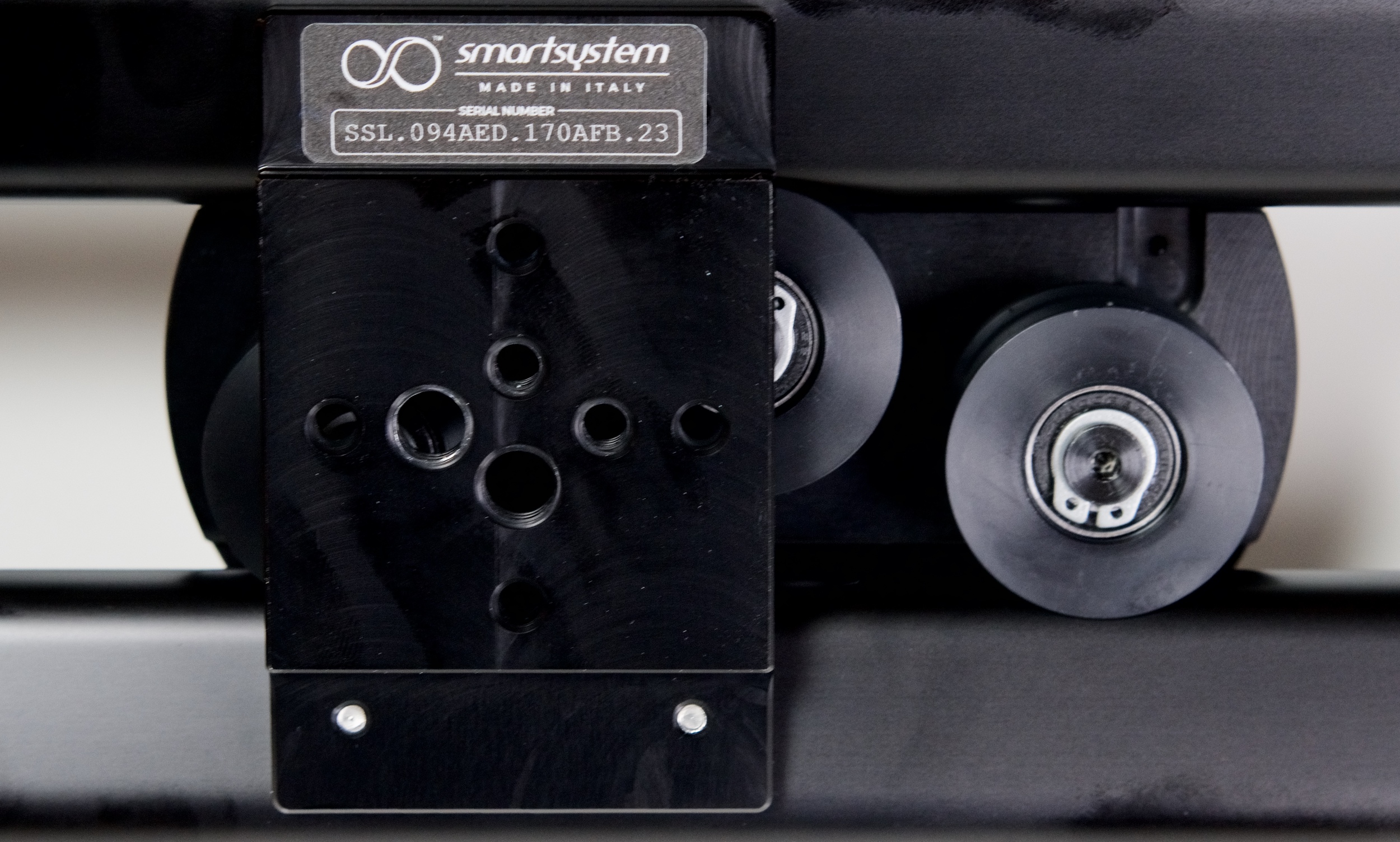Multiple mounting points in the center and at both ends - nicely robust.