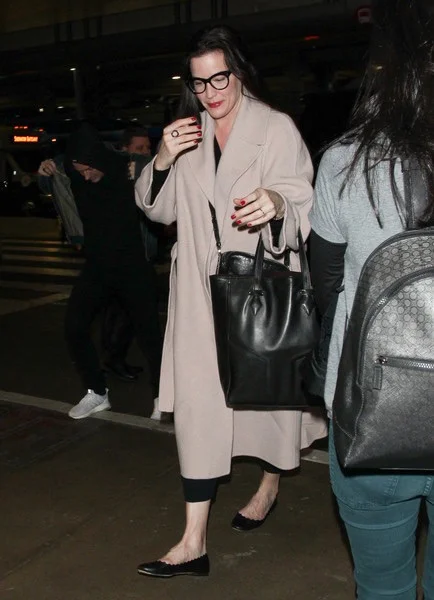 Liv Tyler carrying L.O.N.B.