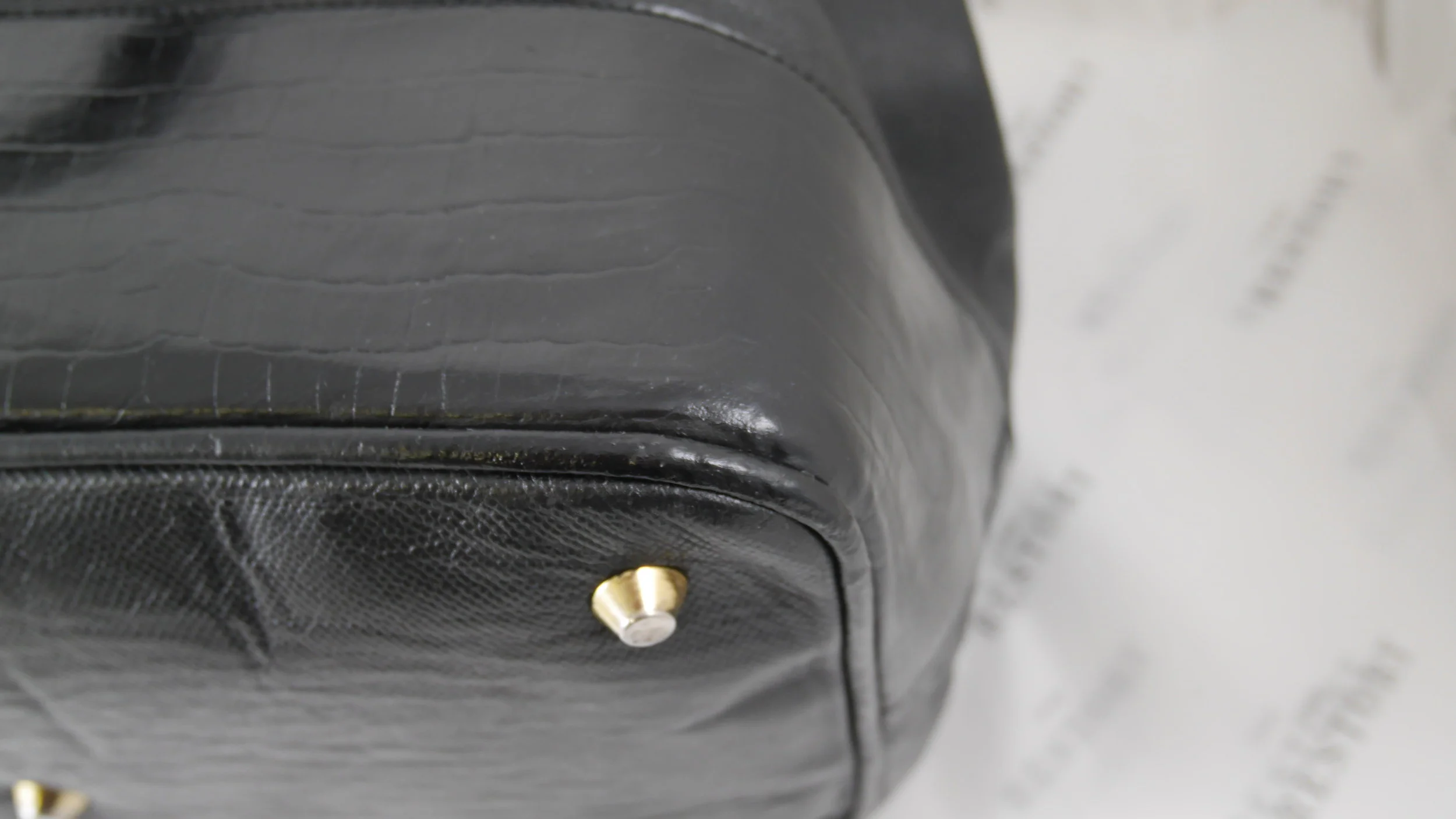 Piping fixed and hole concealed