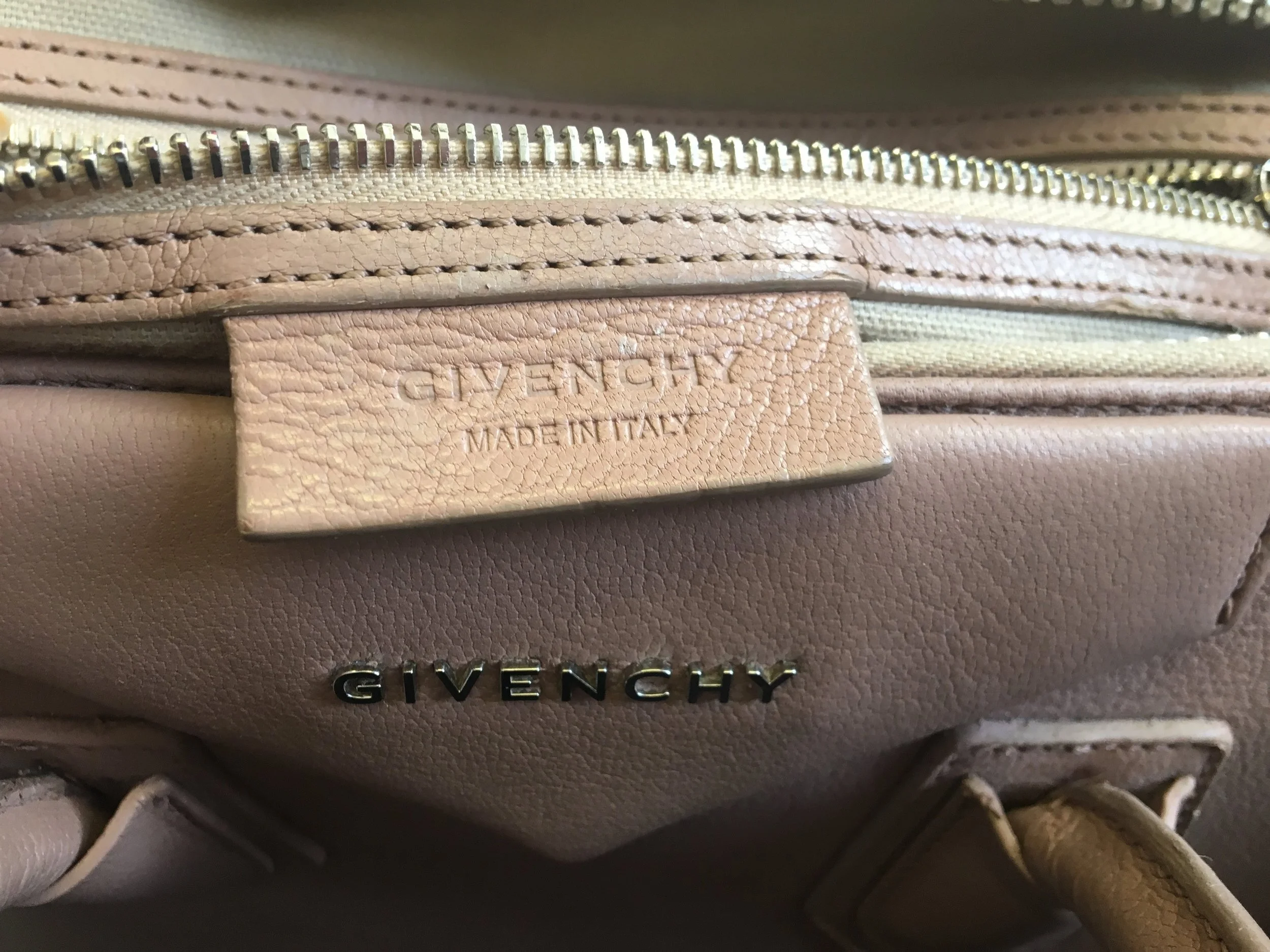 Assessing the bag to reveal its original colour through the untouched tag