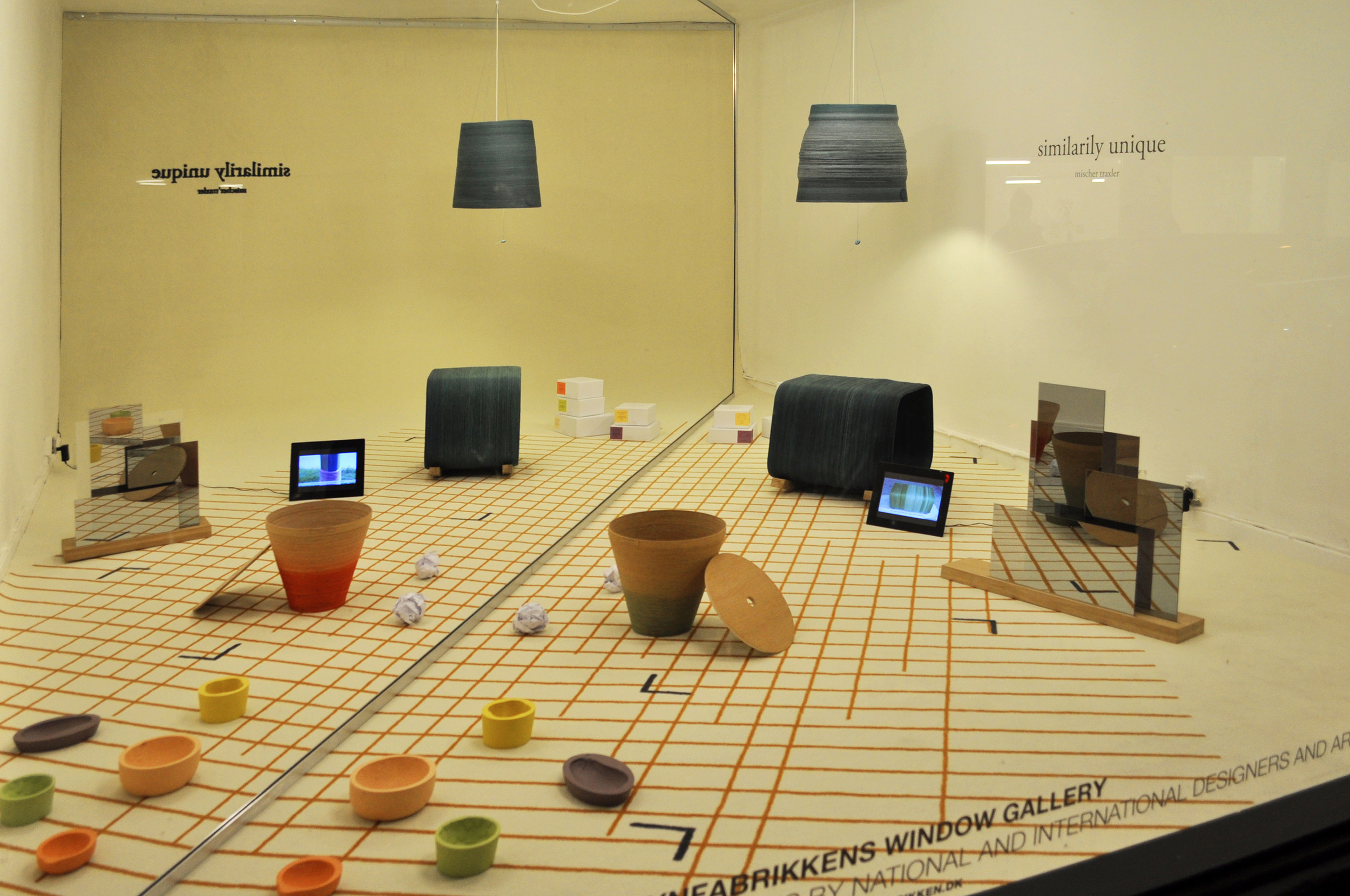 mischertraxler_similarly_unique_exhibition_lynfabrikken_whole_box_300dpi.jpg