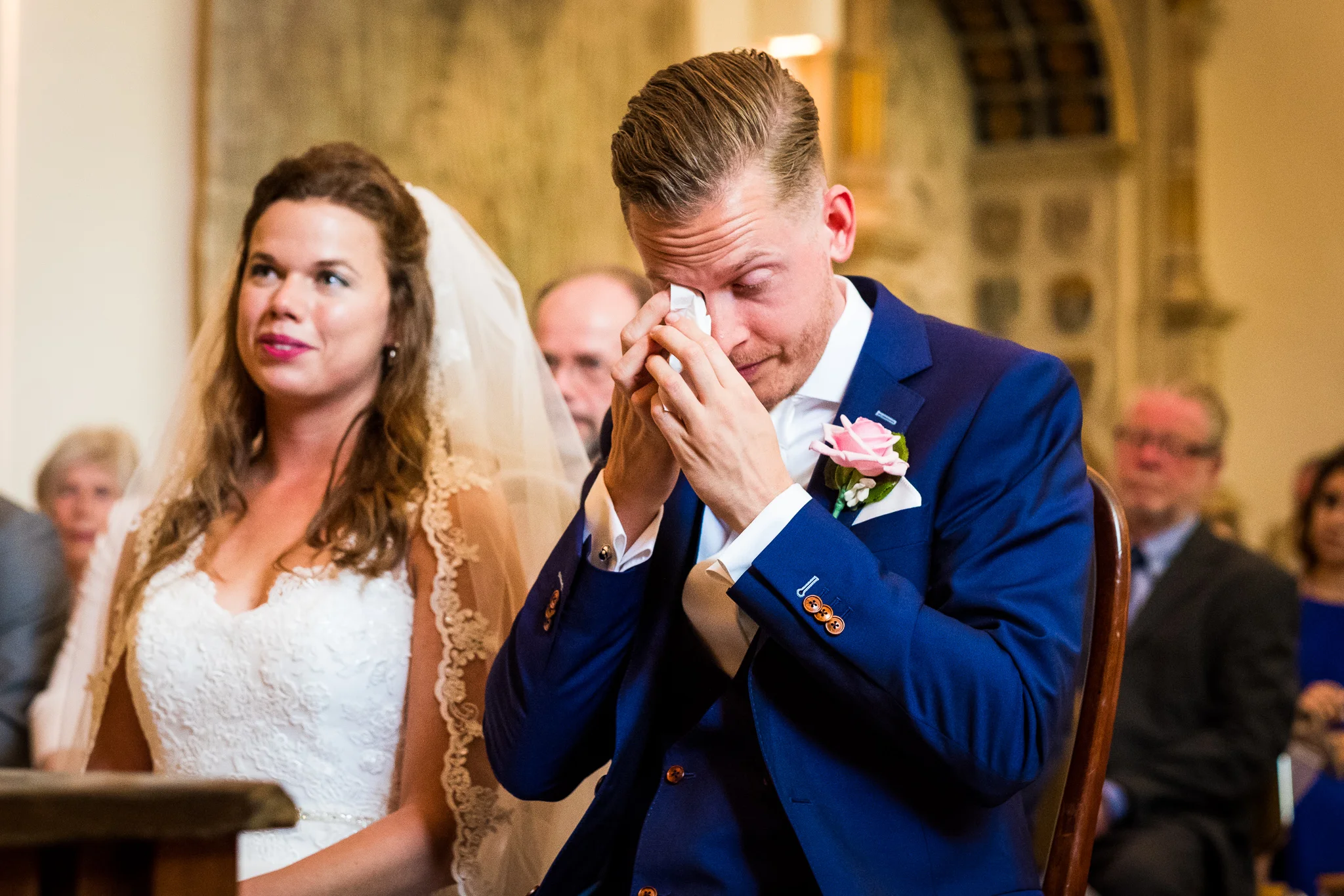 Emotie bij de bruidegom tijden de ceremonie