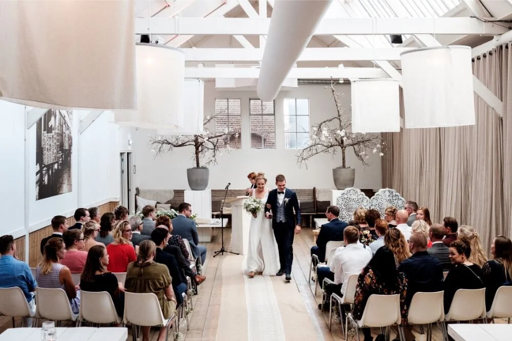 Bruid en bruidegom verlaten het Ketelhuis in Amersfoort