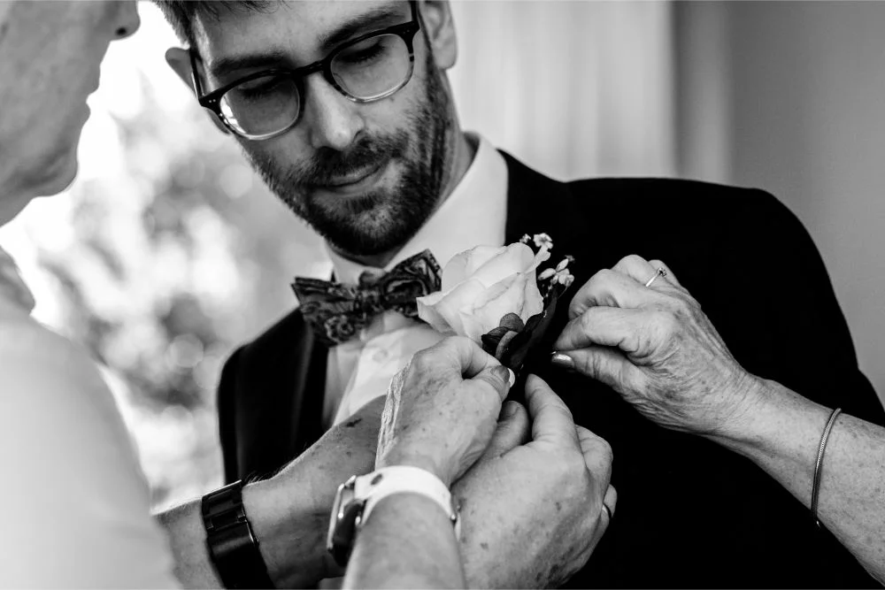 Corsage vastmaken bij bruidegom