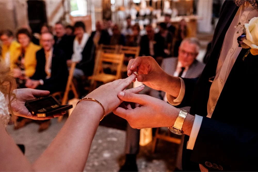 Wisselen van de ringen tijdens de trouwceremonie