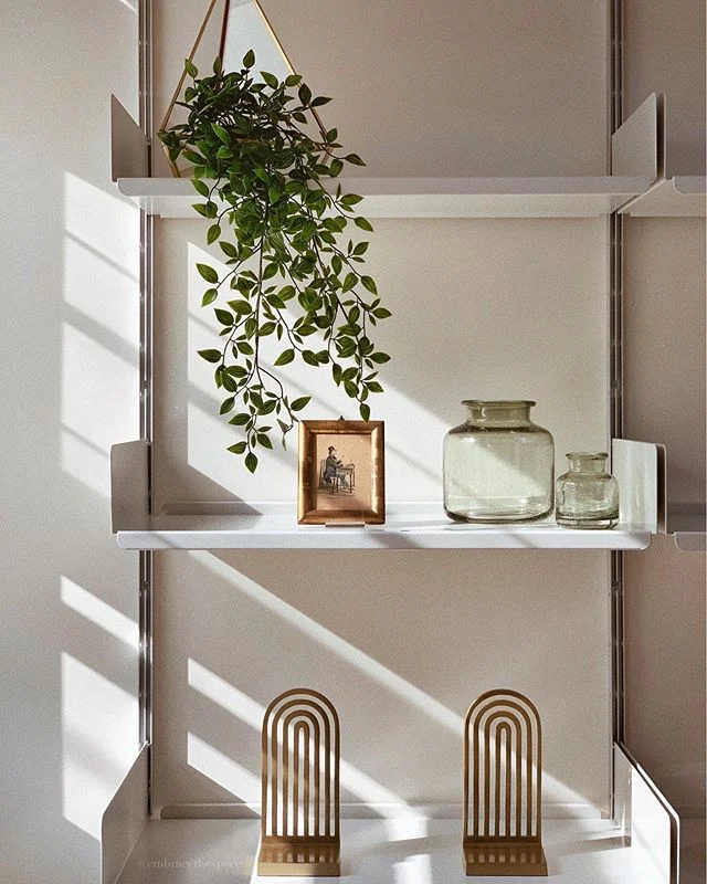M O R N I N G ✨L I G H T
Simple decor made this bookshelf come together. My favorite piece is the little vintage gold framed photo that I found in Portobello Market! Check out my story for a photo of the full bookshelf!
.
.
.
.
#flashesofdelight #thatsdarling
#designideas #housebeautiful
#home #interiordesign
#allwhatsbeautiful #vscoedit
#thehappynow #organized
#darlingmovement #hometour
#booklover #bookshelfstyling
#shelfie #pursuepretty
#lifestyle #homestyling
#lifestyleblog #interior4all
#interior123 #tidy
#sodomino # vintage
#declutter #neat
#minimalism #apartmenttherapy
#Londoner #etsorganizing