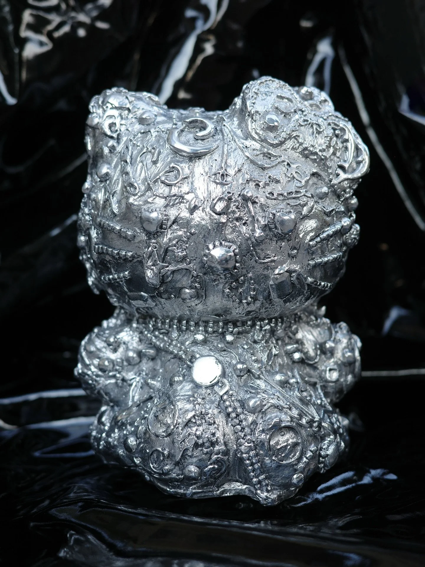 Excited to be showing new works💕🎀💎✨ on view at my solo exhibition 𝒢𝓇𝑒𝑒𝓉𝒾𝓃𝑔𝓈 𝒻𝓇𝑜𝓂 𝒯𝒾𝒿𝓊𝒶𝓃𝒶 at @nmsuartmuseum Edition 5/5  casted aluminum Hello kitty piggy bank . kitty was also on view during Guadalajara art week with @sde.911 @