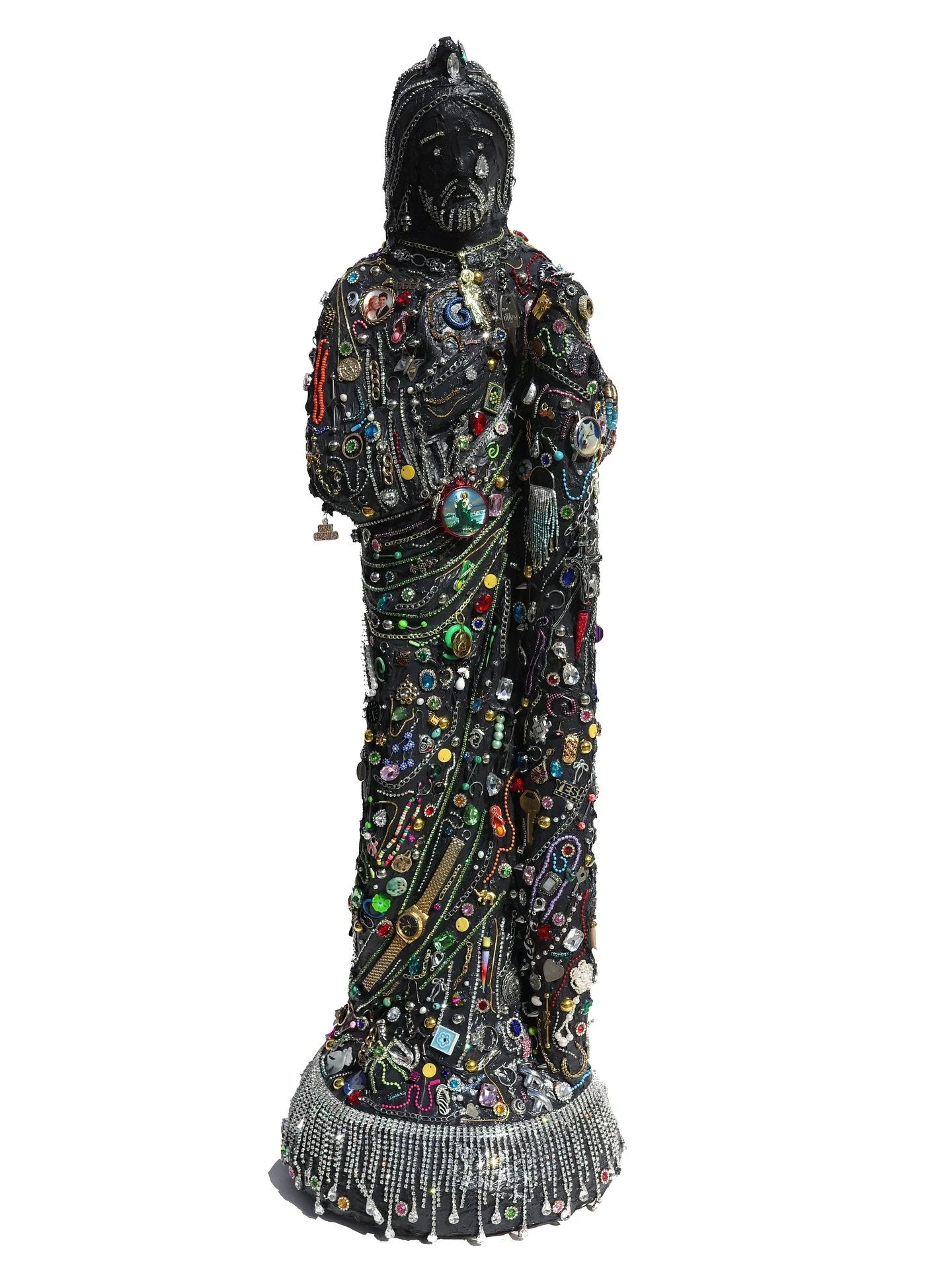 💅🏻💸✨⛓️🕯️🖤💒 💍 
San Juditas, San Joyas 2024 
Cement filler, mixed medium, upcycle ceramic Jesus 
and found jewels 
37 x 12 inches 

Hoy 𝕹𝖊𝖔 𝖘𝖆𝖈𝖗𝖔 @otracosa_mx 7-11pm  Ave. Mexico #200

Las piezas &quot;San Joyas&quot; y Cruz de Brazalete