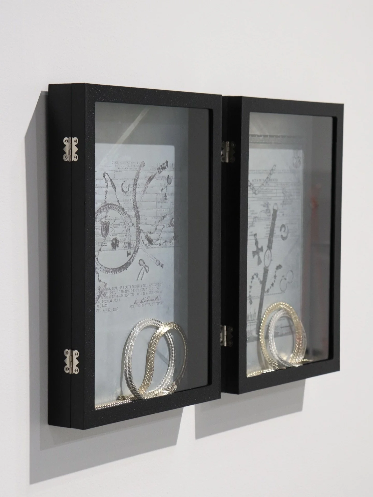 Doble identidad 💍✨last days to visit my Solo exhibition 𝒢𝓇𝑒𝑒𝓉𝒾𝓃𝑔𝓈 𝒻𝓇𝑜𝓂 𝒯𝒾𝒿𝓊𝒶𝓃𝒶 at @nmsuartmuseum 💎💥

Zinc etching birth certificates on Jewelry boxes