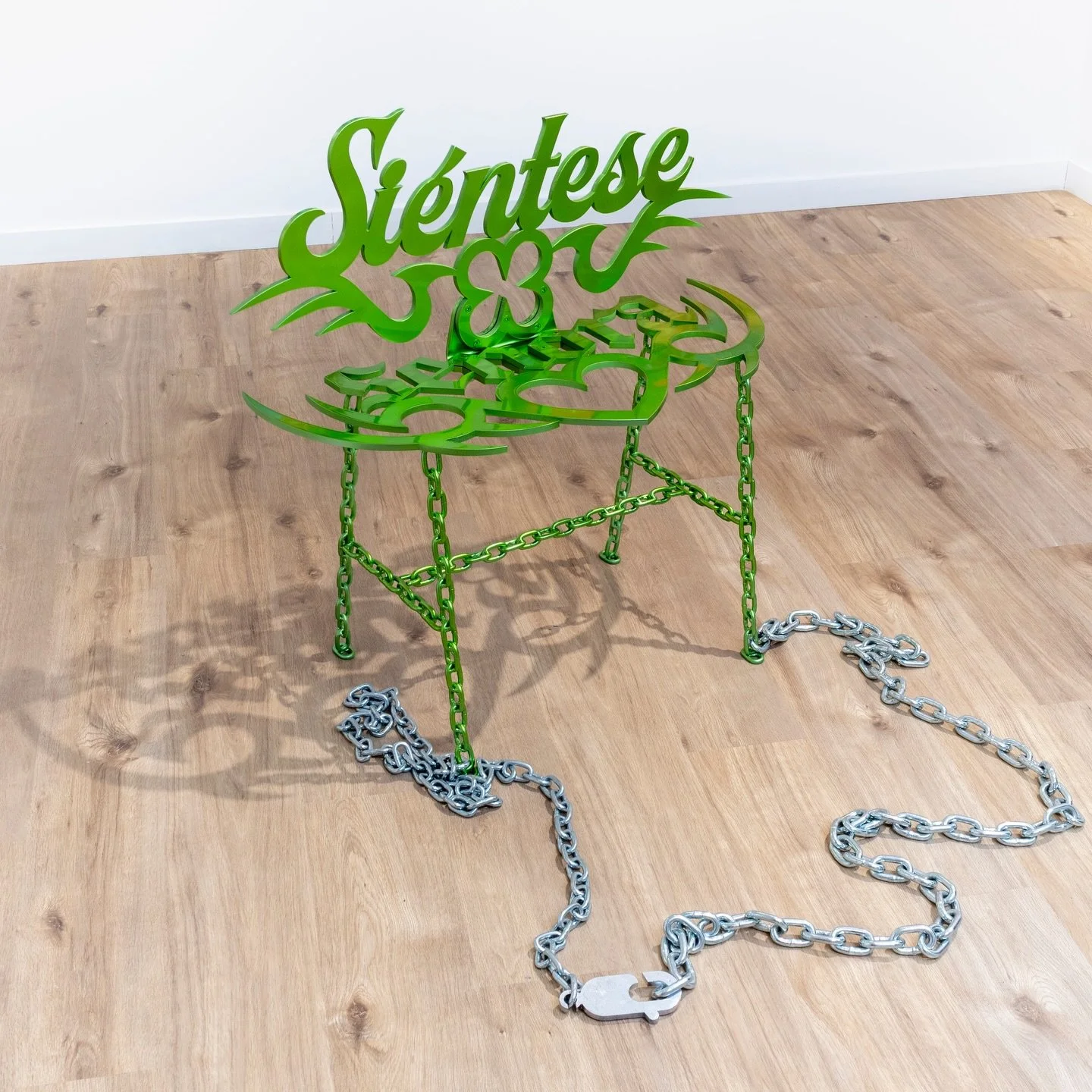 On view at "Equelecua" group exhibition organized in collaboration with @embajadada X @art_apartamento in Madrid 🇪🇸 will remain open until May ! Amigos por all&aacute; visiten la muestra 💚⛓️📿

Si&eacute;ntese Se&ntilde;ora 
Steel, powde
