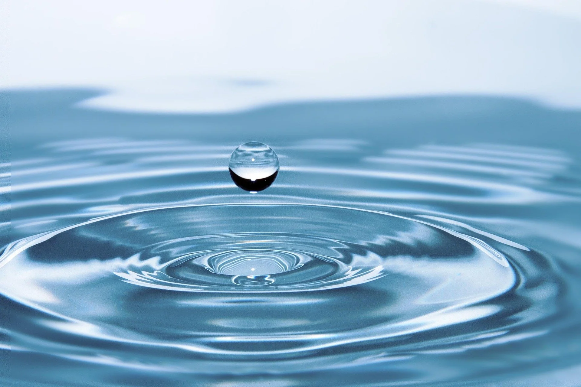 ronymichaud-drop-of-water-578897_1920.jpg