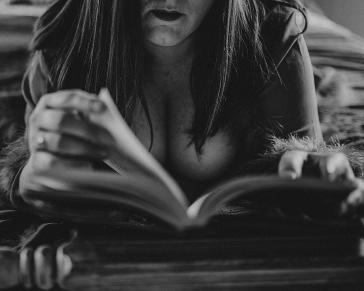 It's World Book Day! Comment below with what you're currently reading.

#runawayalicephotography #worldbookday2024 #bookboudoir