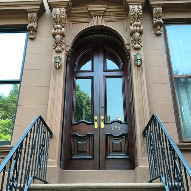 A beautiful front door in the heart of parkslope newly finished #furniture #elledecor #luxuryfurniture #luxe #highend #livingroom #bedroom #mansion #architecturaldigest #newhouse #fashion #interior #interiordesign #decor #interiordesigner #home #arch