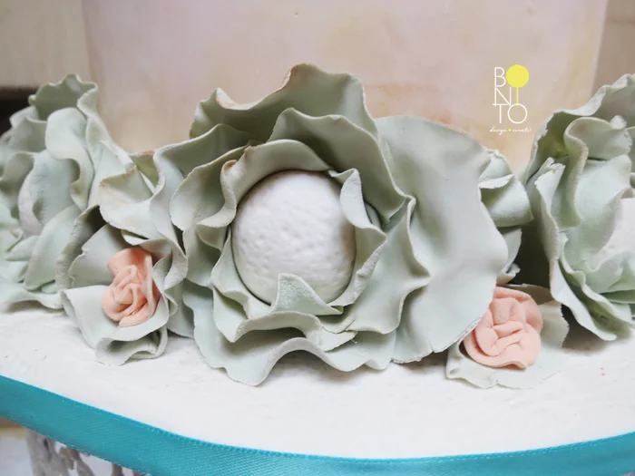 Just look at the Gorgeous details of this Peter Rabbit Cake! I can't even!