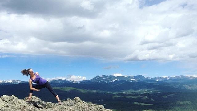 #utthitaparsvakonasana #bind #yoga #asana #rockymountainhigh #getoutside #yogaeveryday #continentaldivide #yogiswhotravel #yogalife #hike #ponytail #coloradosky #raybans #yogaonrocks