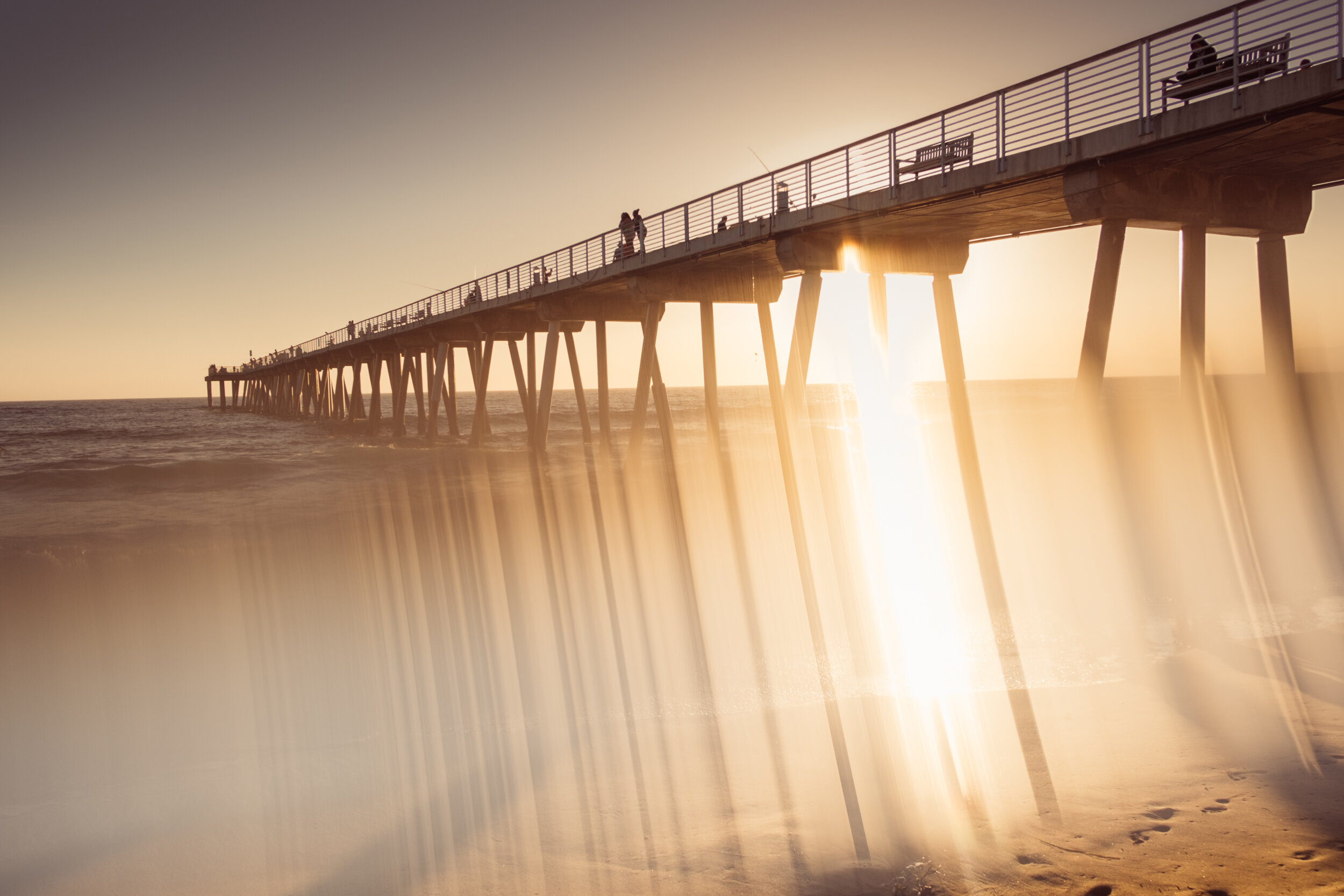 https://images.squarespace-cdn.com/content/v1/56270bbbe4b01fbf93c69fcd/1594782229554-QISYYD95D4090EMZ9WO0/Hermosa-Beach-Pier-with-Saber-OMNI-Lensbaby-effect-by-UteReckhorn-1.jpg