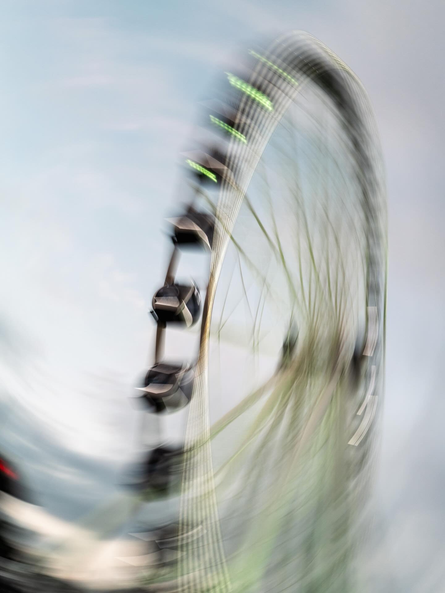 When your flight gets canceled but Miami says: stay a little longer 🎡✈️
So here I am, good coffee, unexpected time, editing my way through the chaos.
What do you do when plans suddenly change?