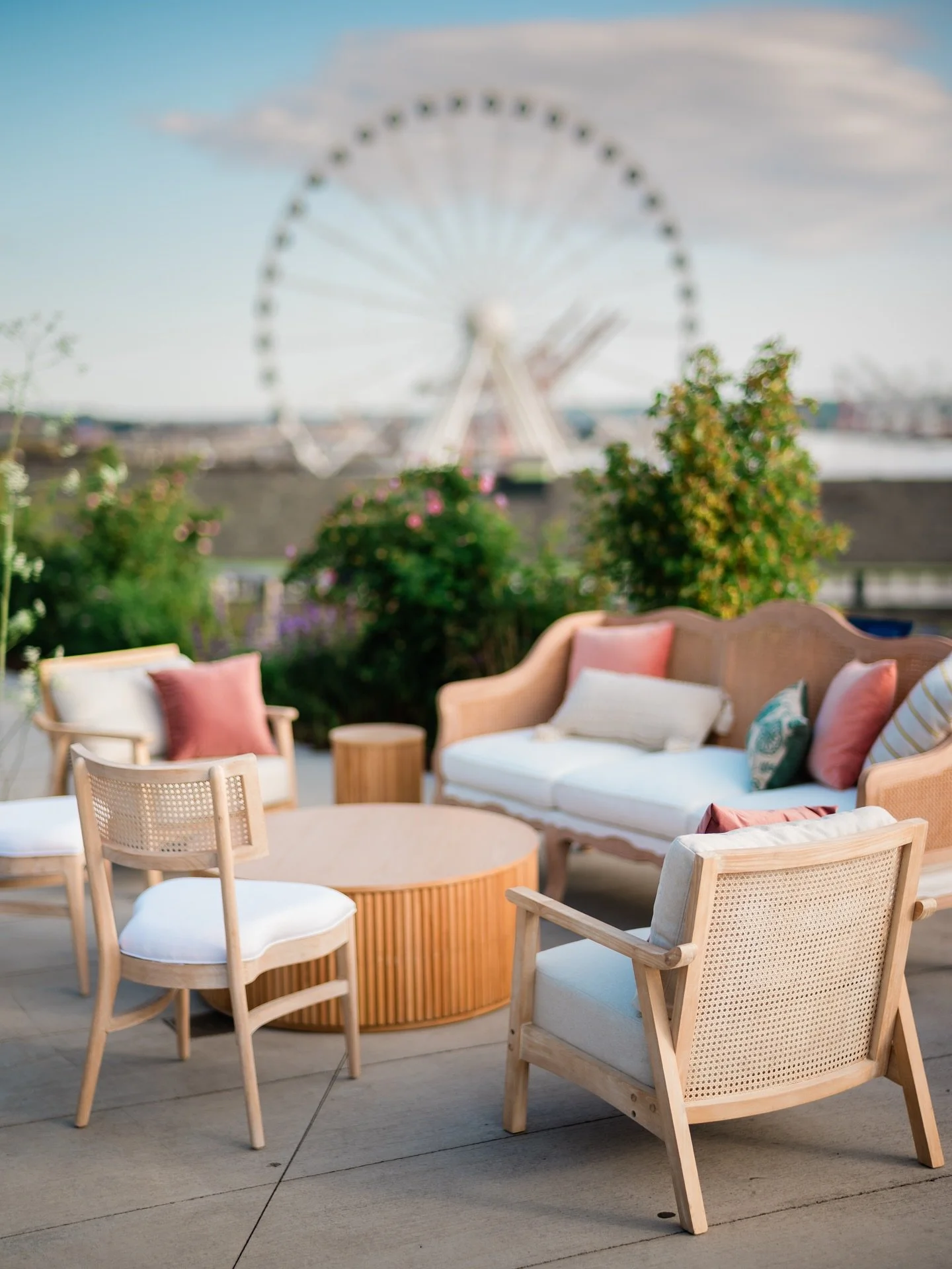 As summer fades, we&rsquo;re taken back to this magical evening at the iconic Seattle Waterfront Park when the season was just beginning ✨ This shoot captured more than photos; it bottled up the essence of what made this summer so special 🌅

Plannin