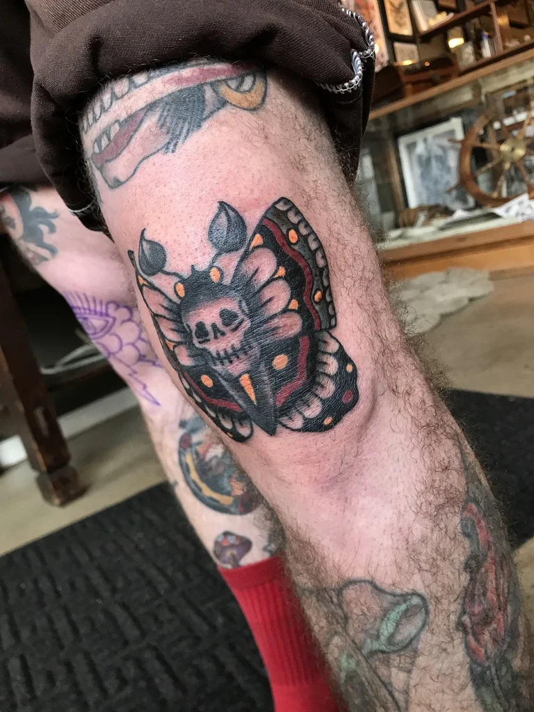 Aggregate 78+ traditional knee cap tattoos in.cdgdbentre