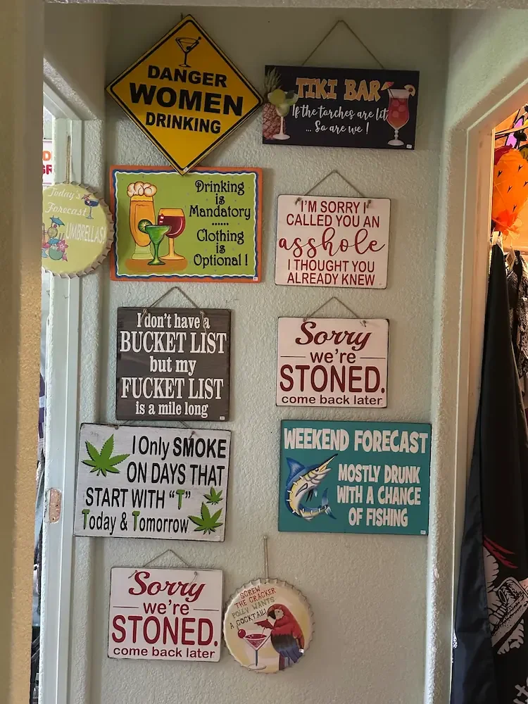 ggnr-boutique-interior-humor-wall-signs-01.webp