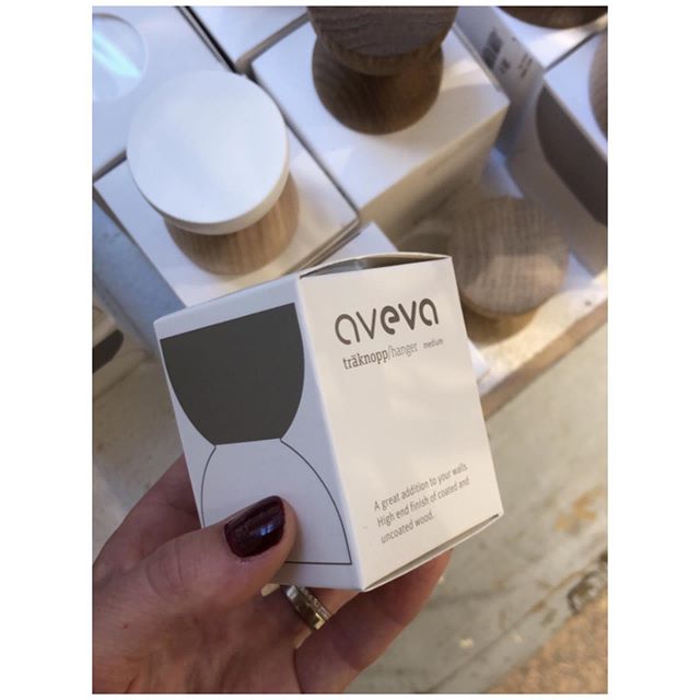 Suddenly in a window where I was standing working yesterday @absmaland , one of my packagings for @avevadesign ! Happy to see you little friend! 📦
——————————————————-
#packagingdesign #förpackningsdesign #graphicdesign #grafiskdesign #artdirection
