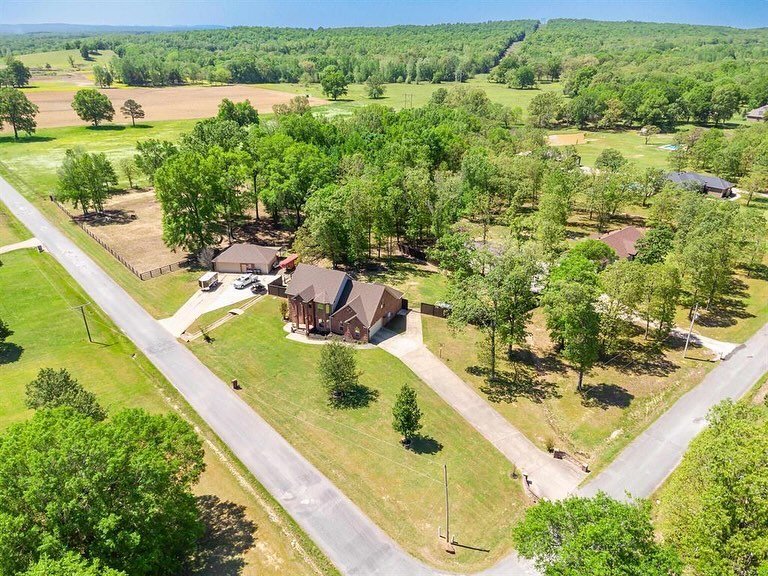 🌳 55 Nature Valley, Conway, Arkansas 
💲 Price: $564,900
🛏️ 5 🚽 3 
📐 3406 SqFt 
🌿 3 acres 

Escape to tranquility in the beautiful Majestic Valley Estates of Conway with this magnificent two-story home. Combining the peacefulness of country livi