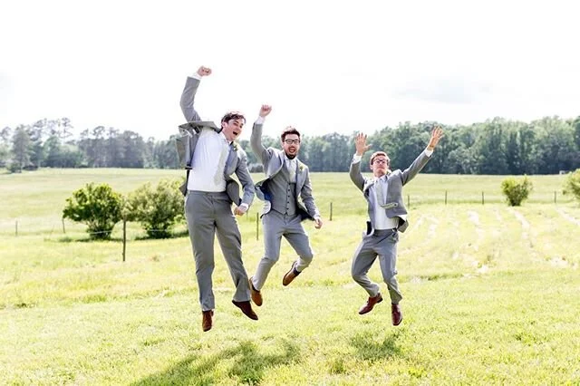 Summer is officially HERE! Bring on all the sunny days, sun tans, watermelons, and beach + lake days!⠀
⠀
Photo // @keithandlakynphotography⠀
Venue // @Randbryanhouse⠀
Planning // @becca_collective @canddevents