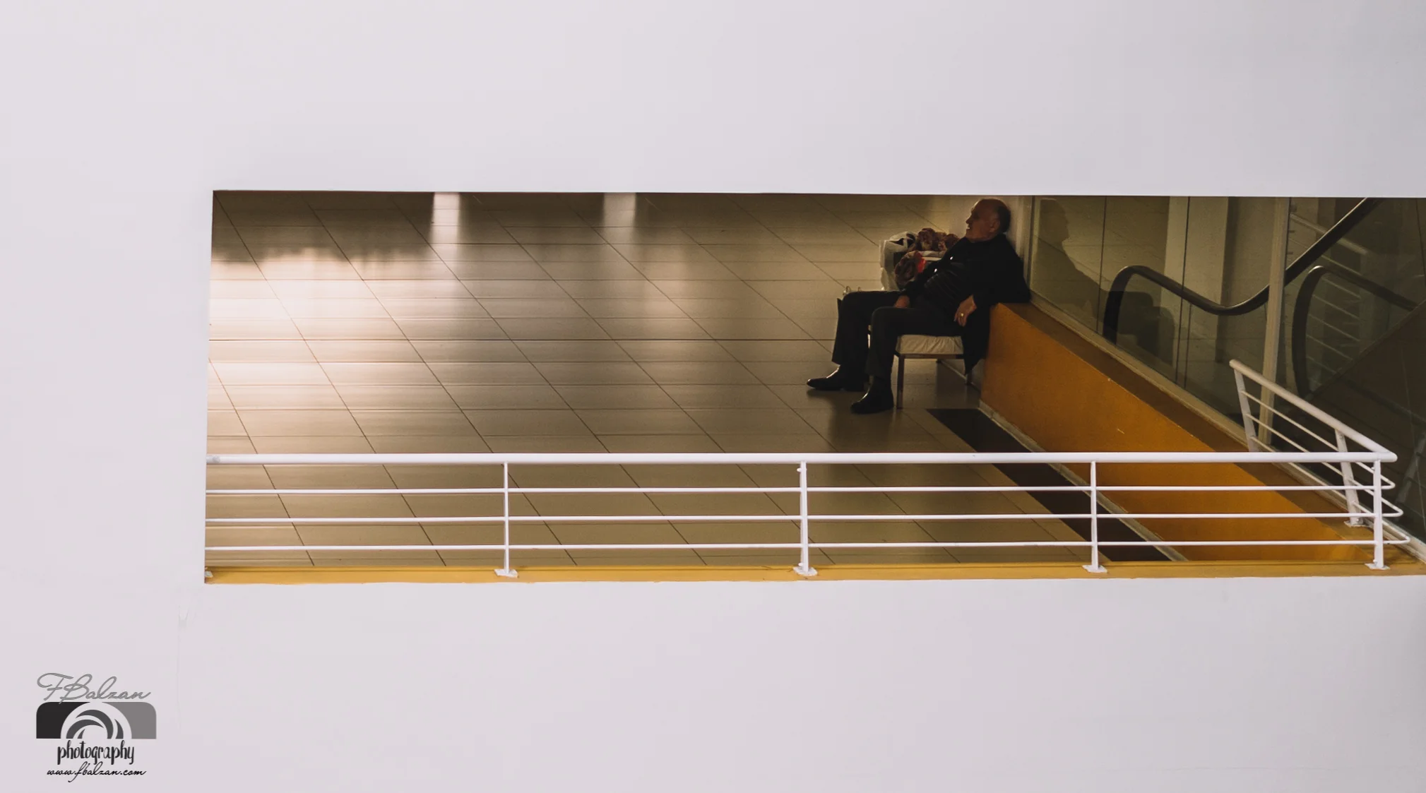 Public place (shopping mall), innocuous activity, not recognizable