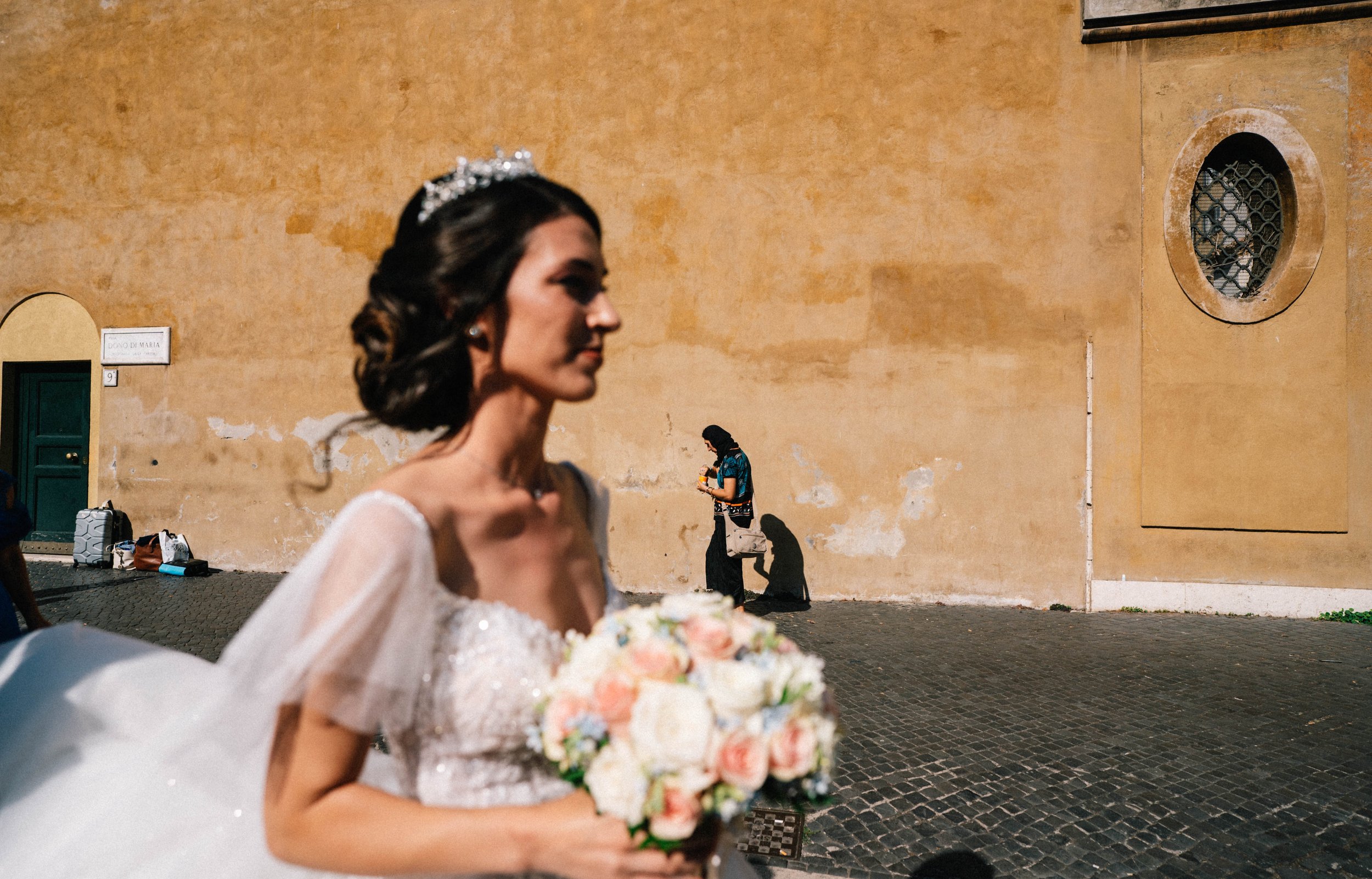 Wedding in Rome contrasts
