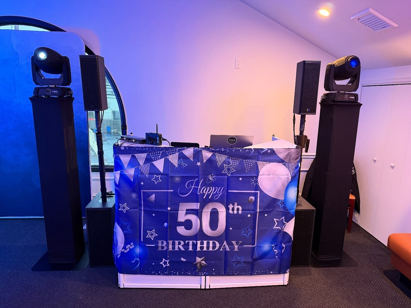 When the venue presented a challenge we provided a solution.
Space constraints ✅
30 minutes between events ✅
2 flights of stairs & no elevator ✅
My client selected The Party Ignitor package to celebrate Kim’s 50th Birthday. She wanted