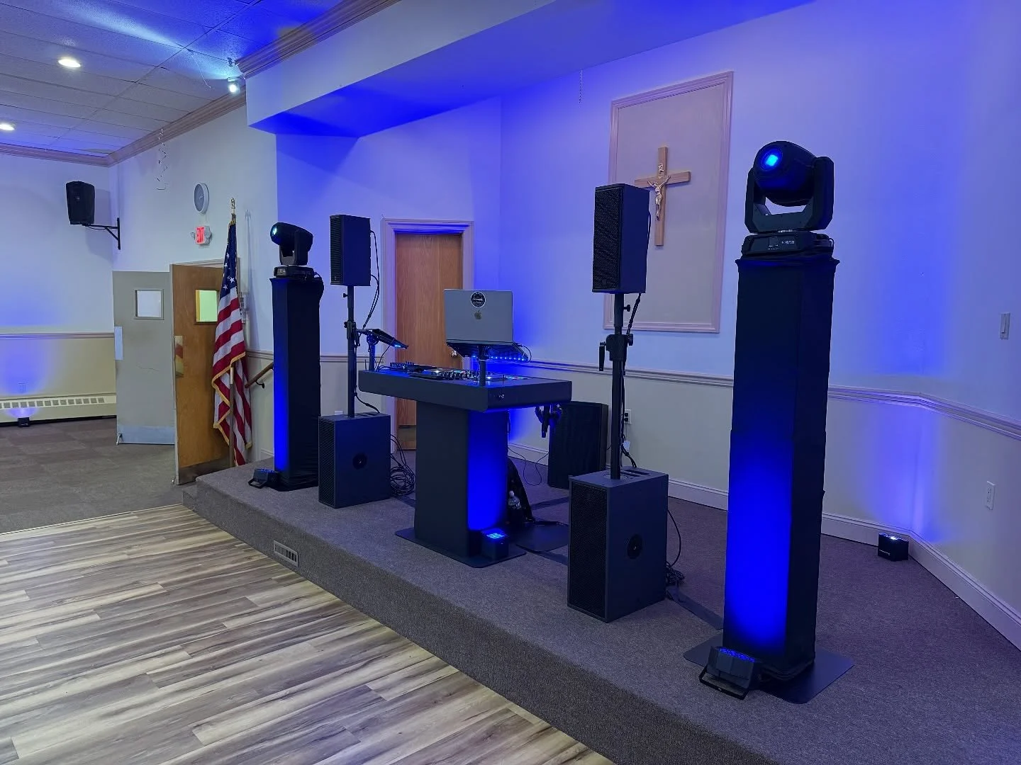 🔥 Want your party to pop from the very first beat? Here’s why the Party Ignitor package is your perfect match:
🎧 DJ & MC + Premium Sound System — seamless transitions, crowd energy, and flawless audio from start to finish
💡 Premiu