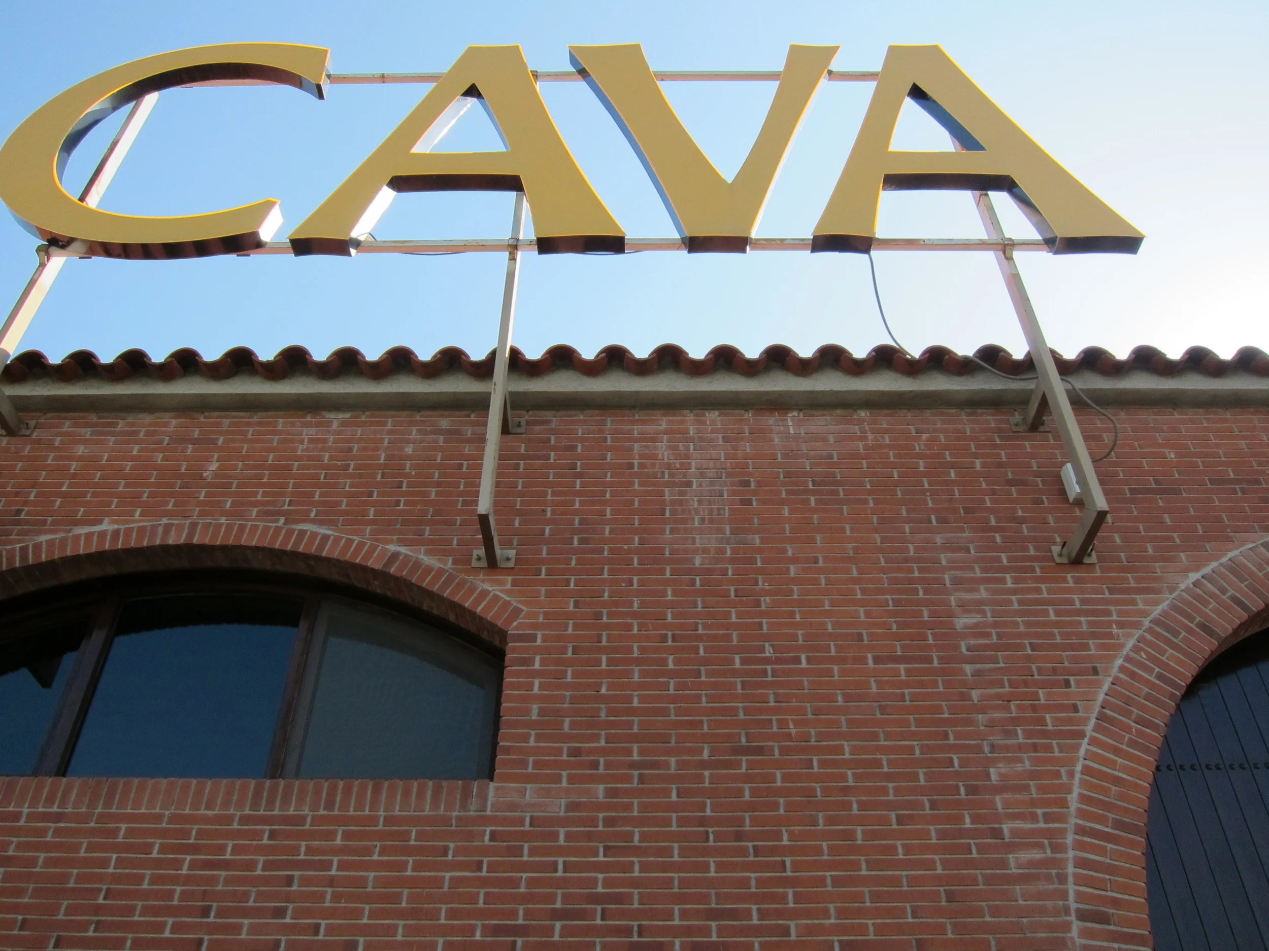 Canals i Munne: Peanuts and Cava for Breakfast