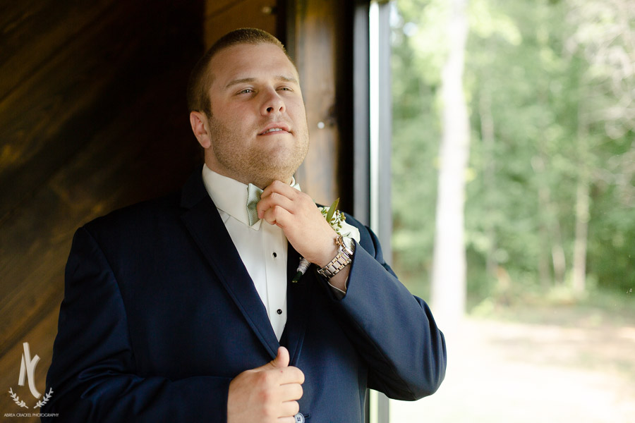 Groom straightening tie 