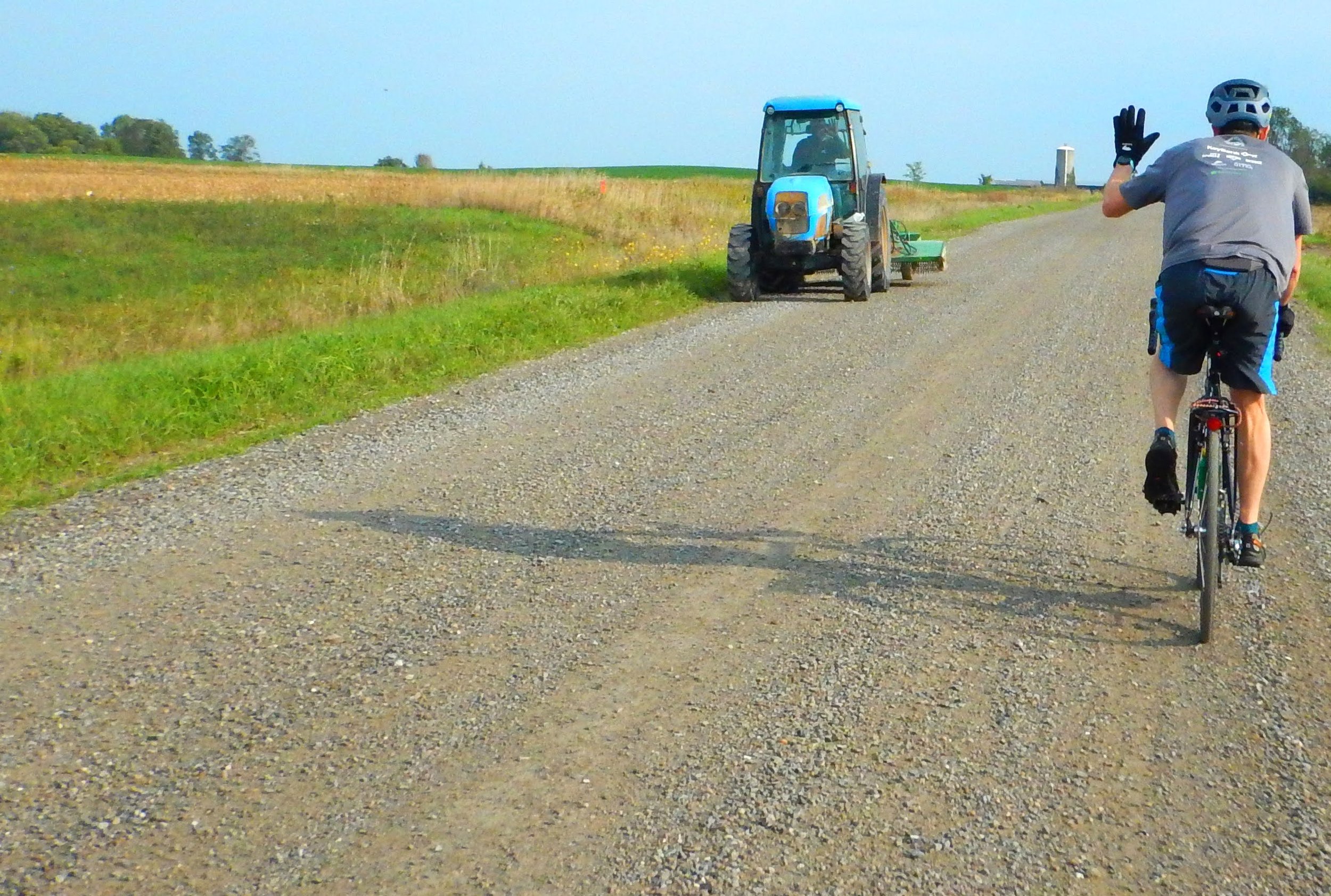 2022 tdf tractor wave.jpg