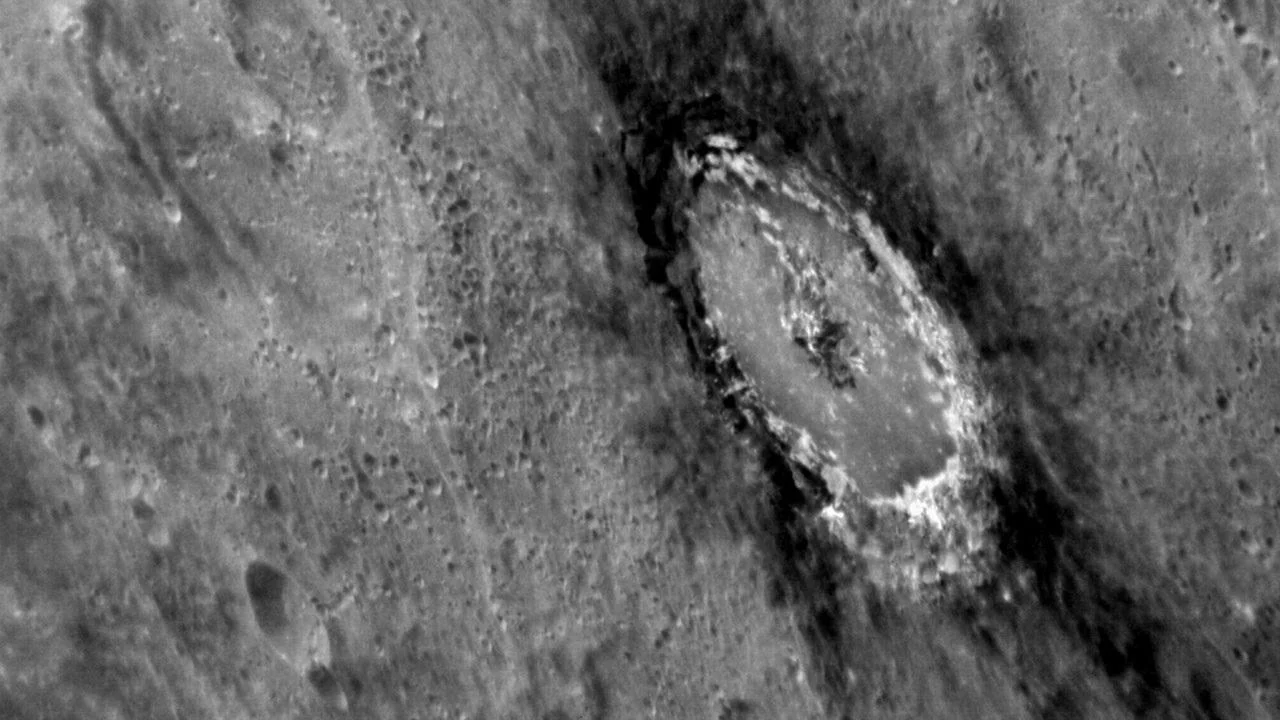 Carbon-encrusted impact crater taken from MESSENGER. Image credit: NASA/JHU Applied Physics Laboratory/Carnegie Institution of Washington