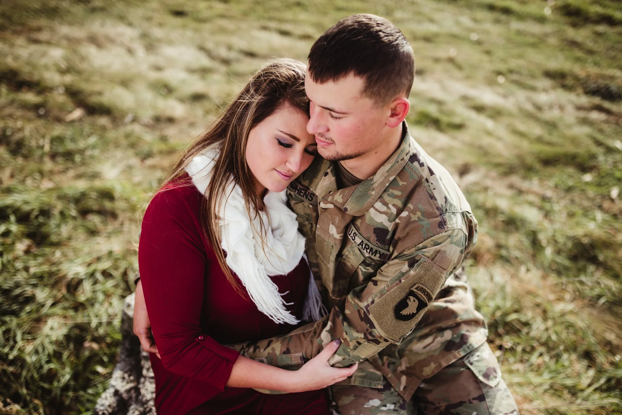 engagement photo military army hugging.jpg