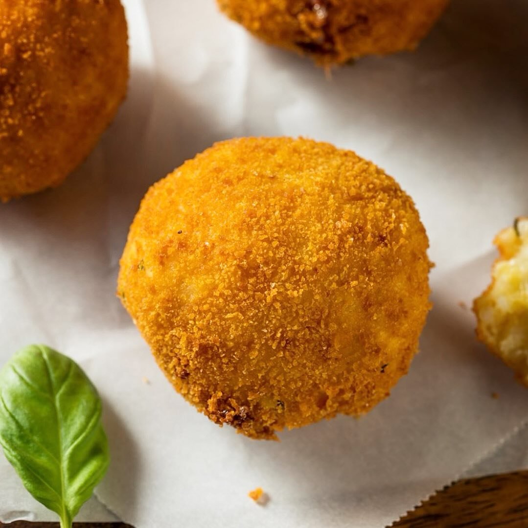 Ciao Orlando ✨ #universalresort 

Experience our May specials at BiCE Ristorante ✨
#italianspecialties 🇮🇹

Indulge in 3 Fried Arancini, stuffed with rice, Mediterranean olives, artichokes, and Parmigiano Reggiano, served with lemon aioli. 🍋✨ #mamm