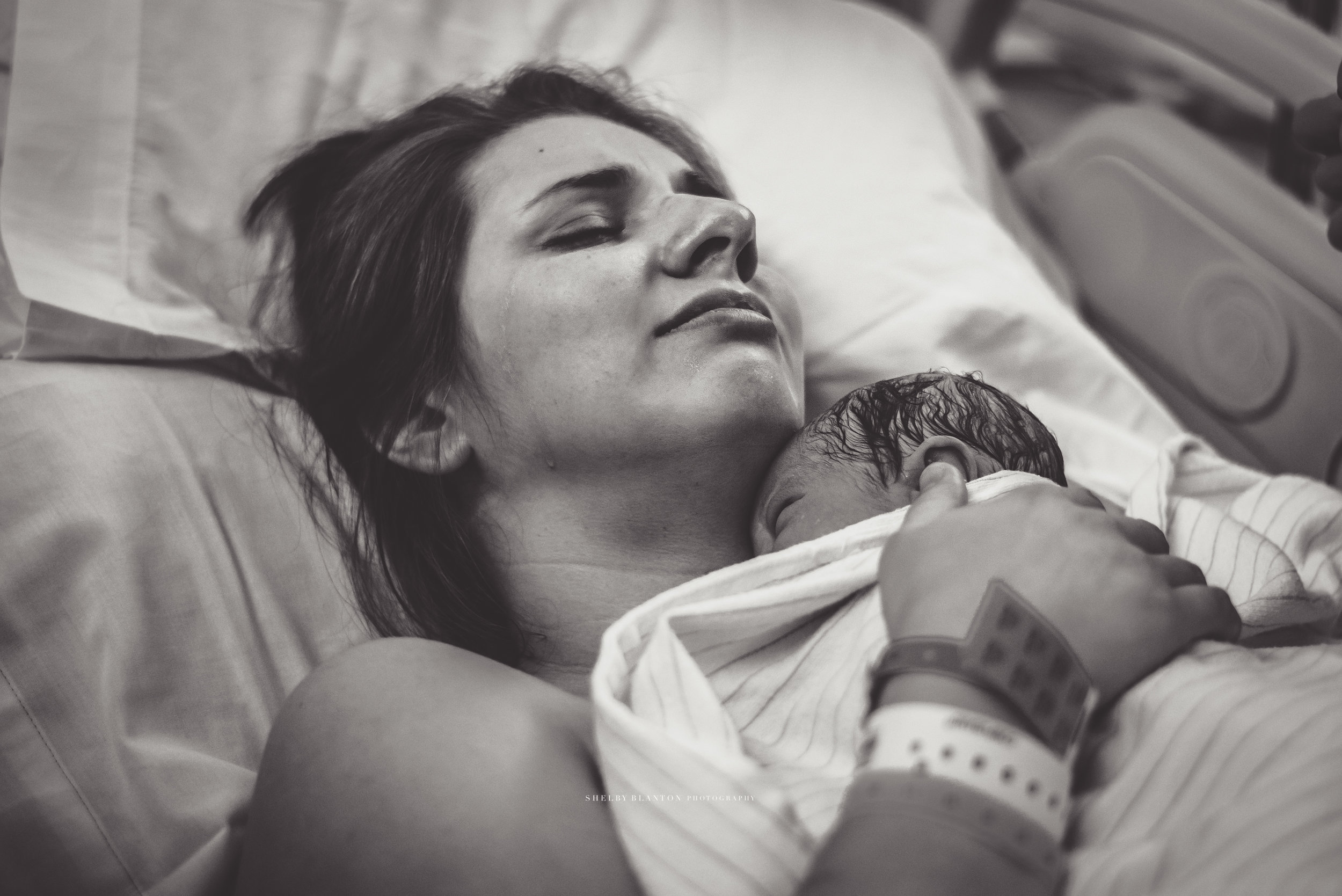 Mother holding newborn baby for the first time | Salem, Oregon Birth photographer | Shelby Blanton Photography