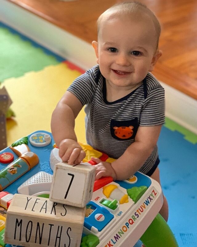 #NoahFlynn reached #7monthsold on the 7th! He loves standing up at his activity table, tickles, snuggles, playtime and more. He has two bottom teeth and, just like #NeveRosaMarie, has zero tolerance for teething.  He loves his milk and 🍠🥕🥑🍌! 💕 
