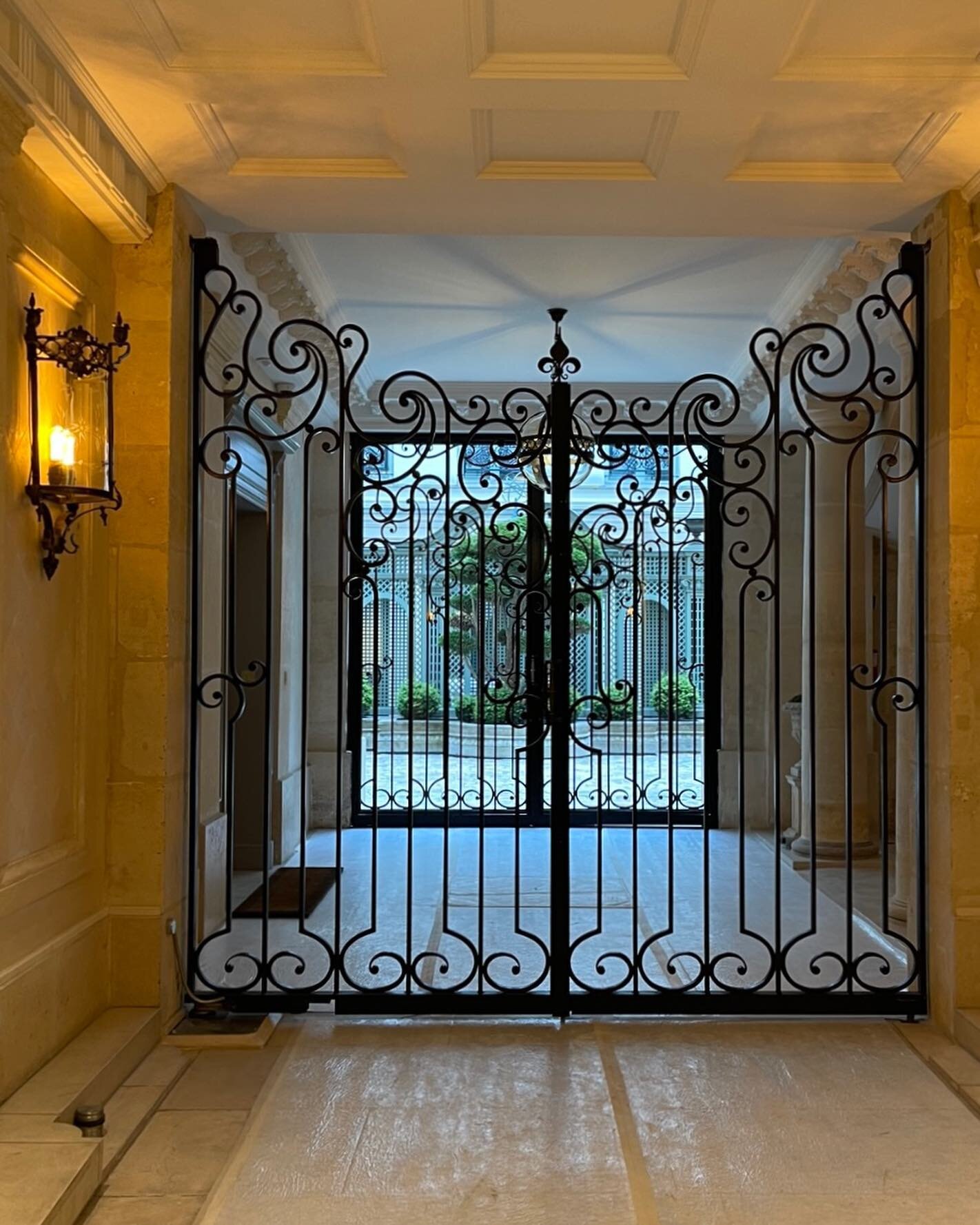 A peek into a new project for JHID Paris, in the gorgeous historic building that once housed Louis XVI&rsquo;s famous musketeers. 
.
Une porte s&rsquo;ouvre sur un nouveau project pour JHID Paris, dans l&rsquo;ancienne caserne des mousquetaires de Lo