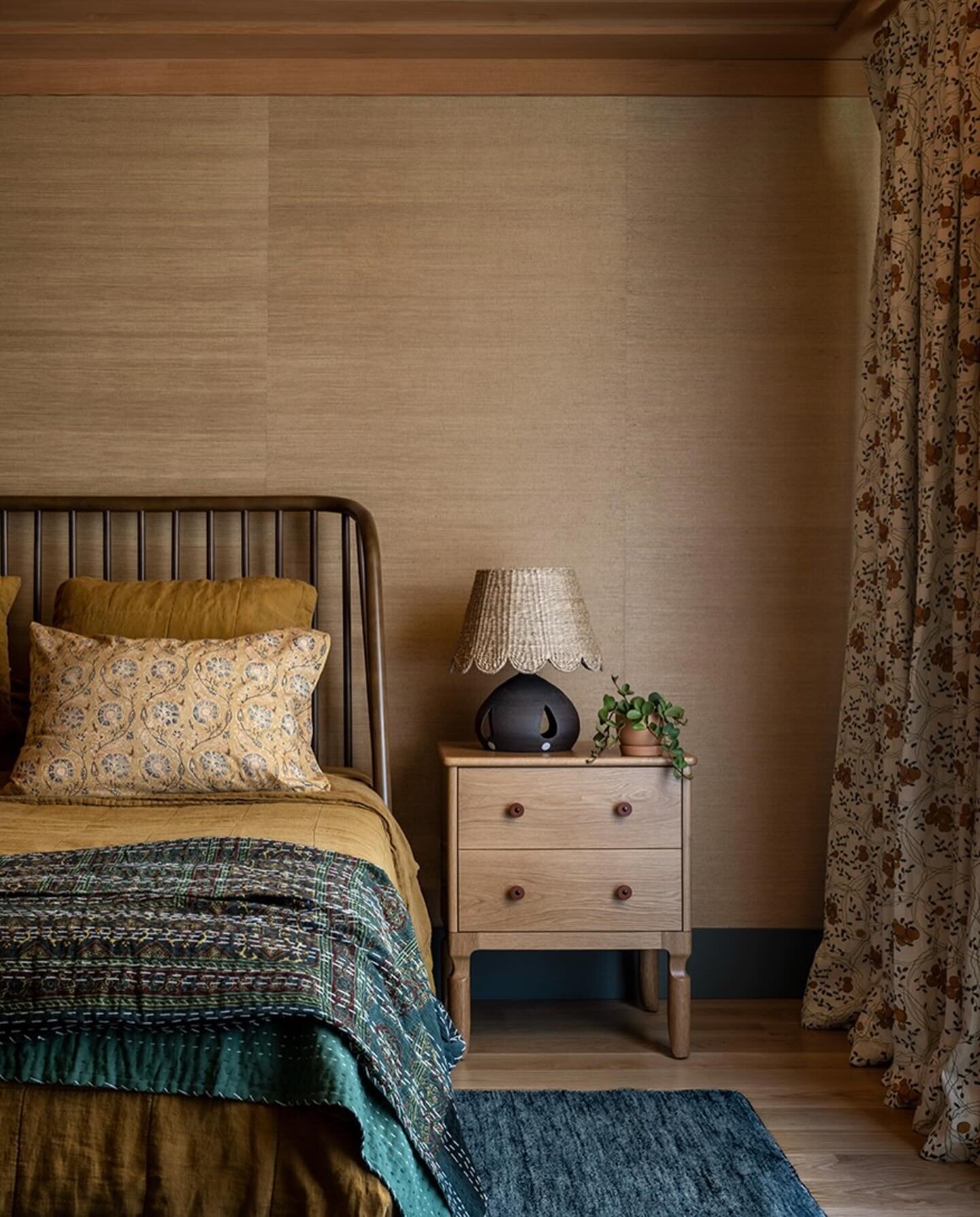 Grasscloth is one of my favorite wall coverings.  It&rsquo;s earthy, natural, textural, warm.  I love the way each panel meets the next; perfectly imperfect.  It feels right for a lot of different types of houses too.  Here it continues the warm hug 