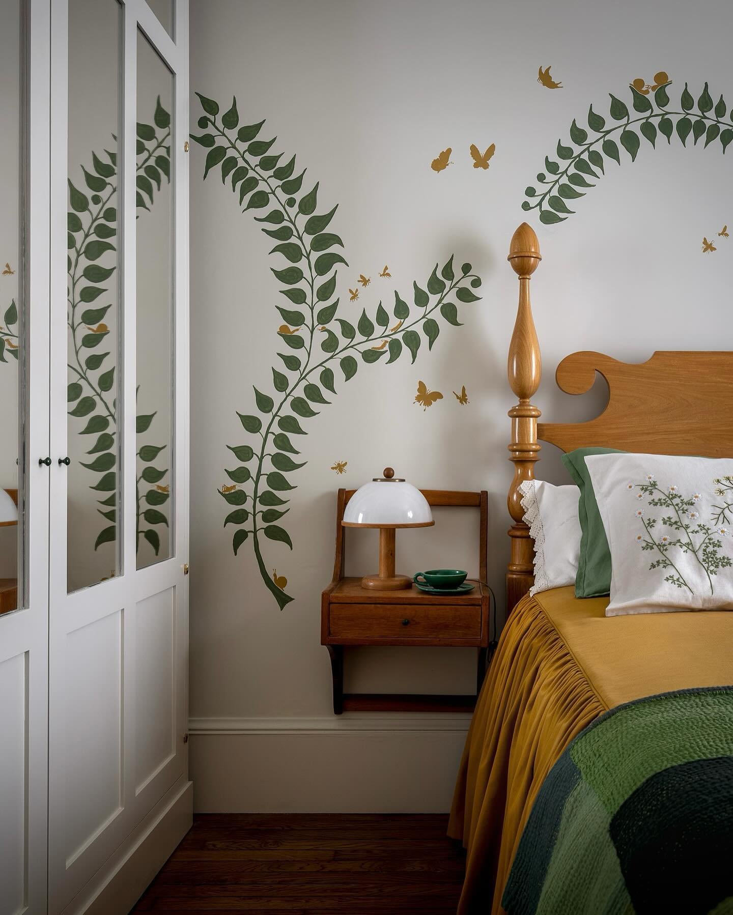 I painted plants and lots of little 🐞🐛🦋🐌 friends on the walls of our bedroom in the Rue d&rsquo;Alesia apartment.  They bring the garden in, are fun to look at, and were even more fun to paint!
.
The walls are @farrowandball Schoolhouse White whi
