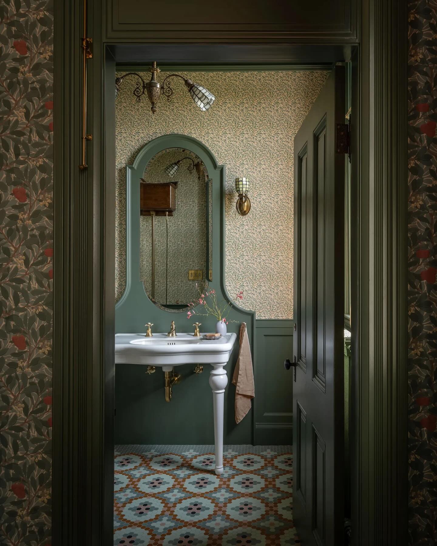 There are lots of other pretty rooms in the house, but @aaronleitz 📷 captured the light in the powder room so verrrry nicely that I&rsquo;m putting this photo on top of the pile! 
.
Thank you @marisamercergardens and James for letting us follow you 
