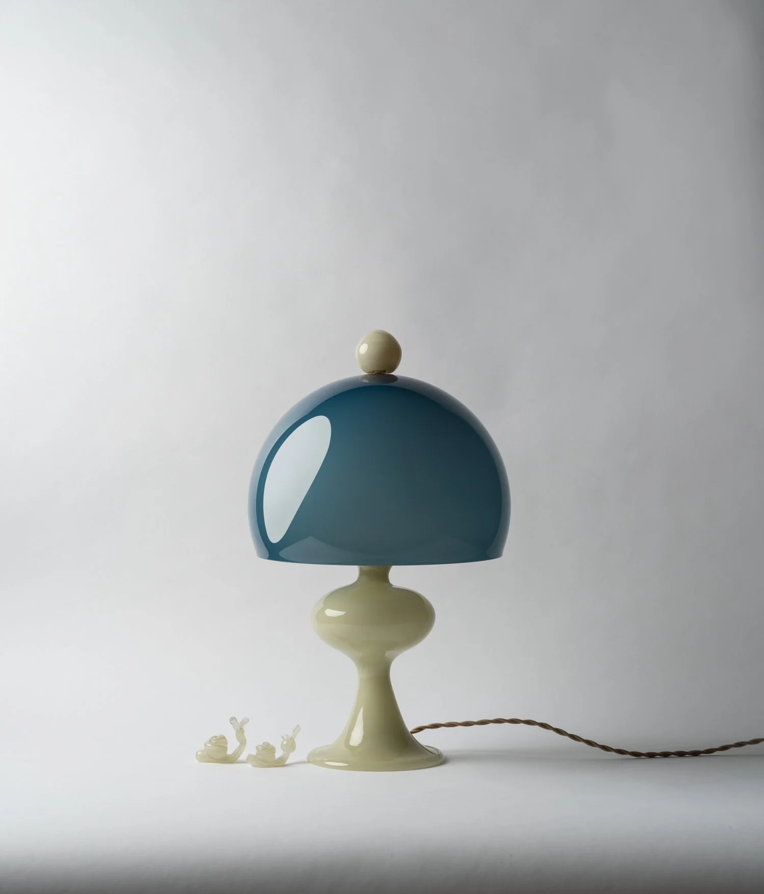 bobine-sand-base-deep-blue-shade-off.jpg